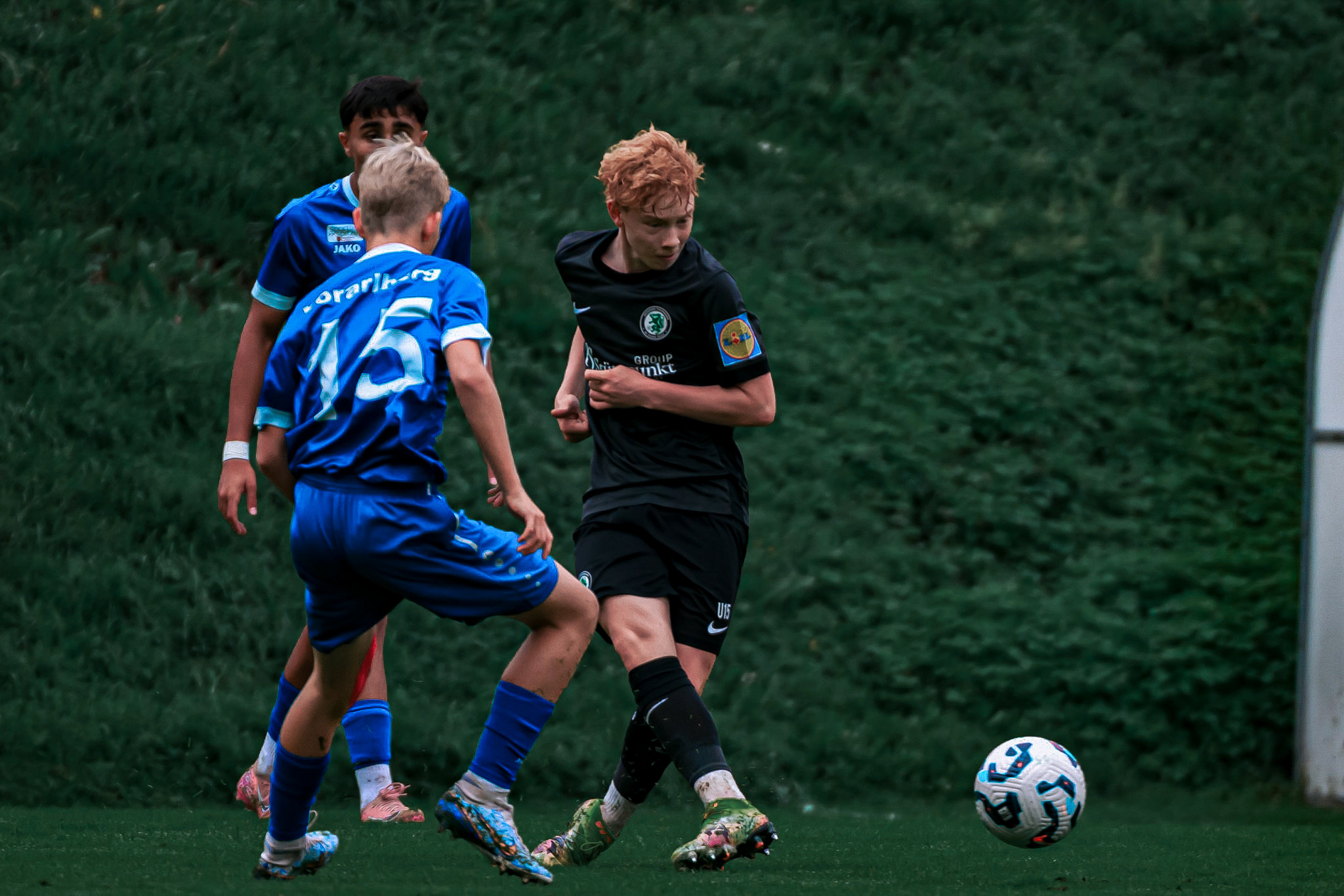 Zwei Burschen spielen Fußball