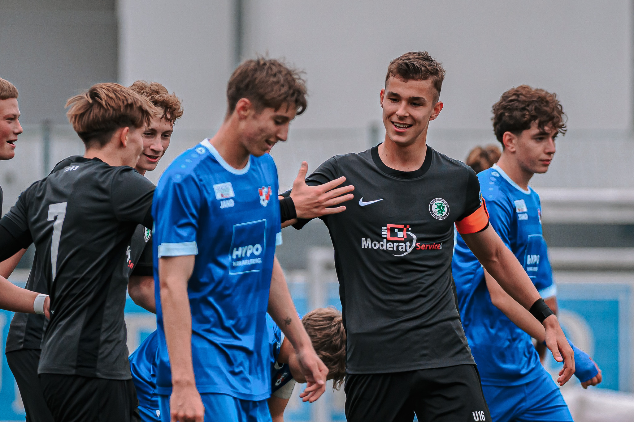Eine Gruppe Männer beim Fußballspielen.