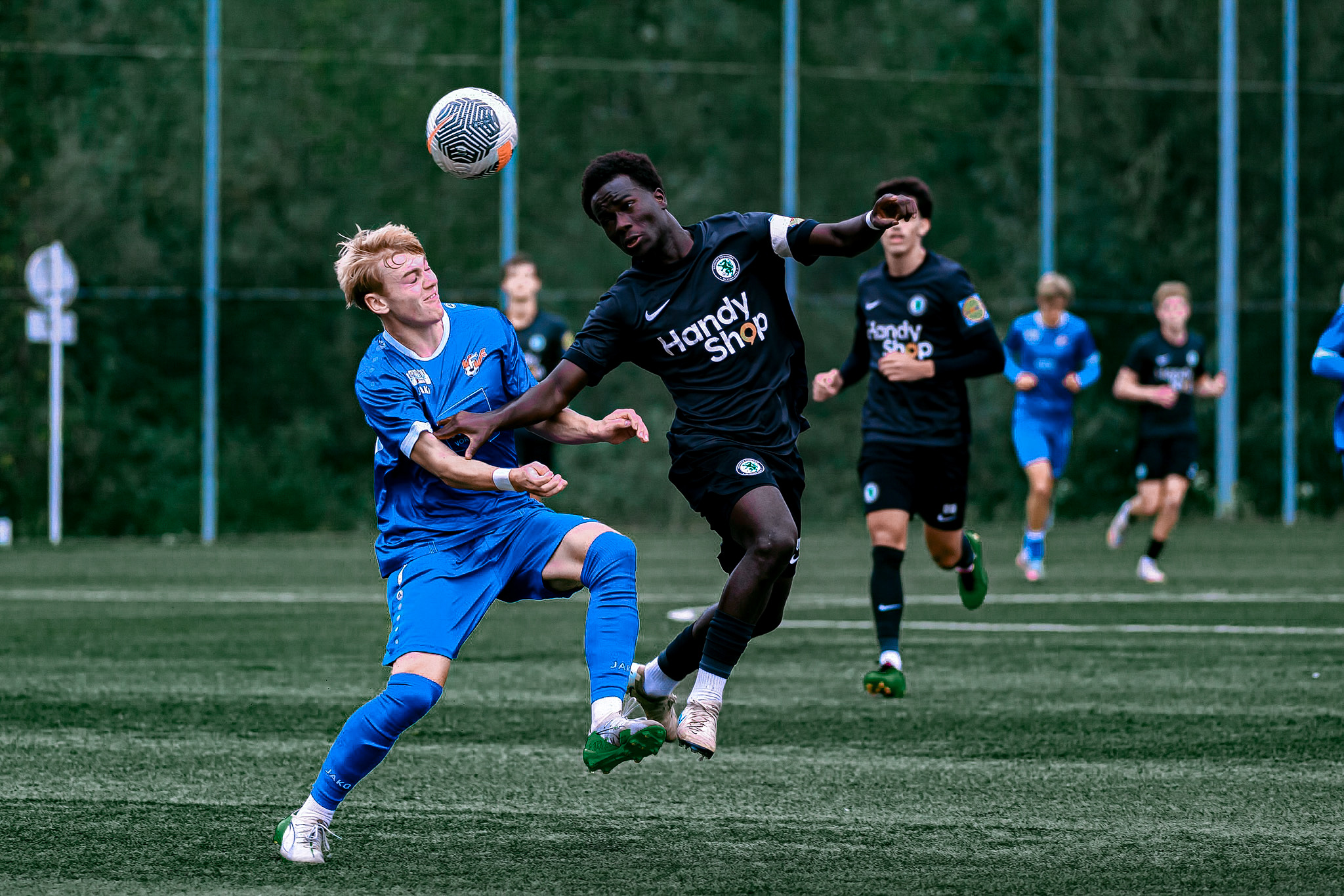 Zwei Burschen beim Fußballspielen