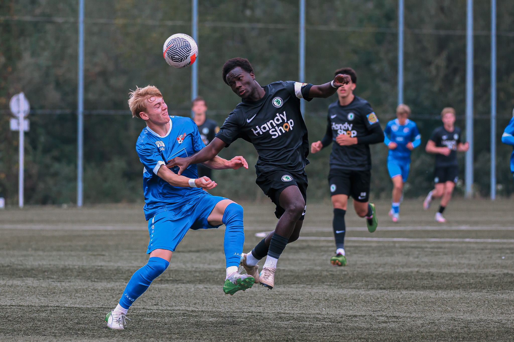 Zwei Burschen beim Fußballspielen