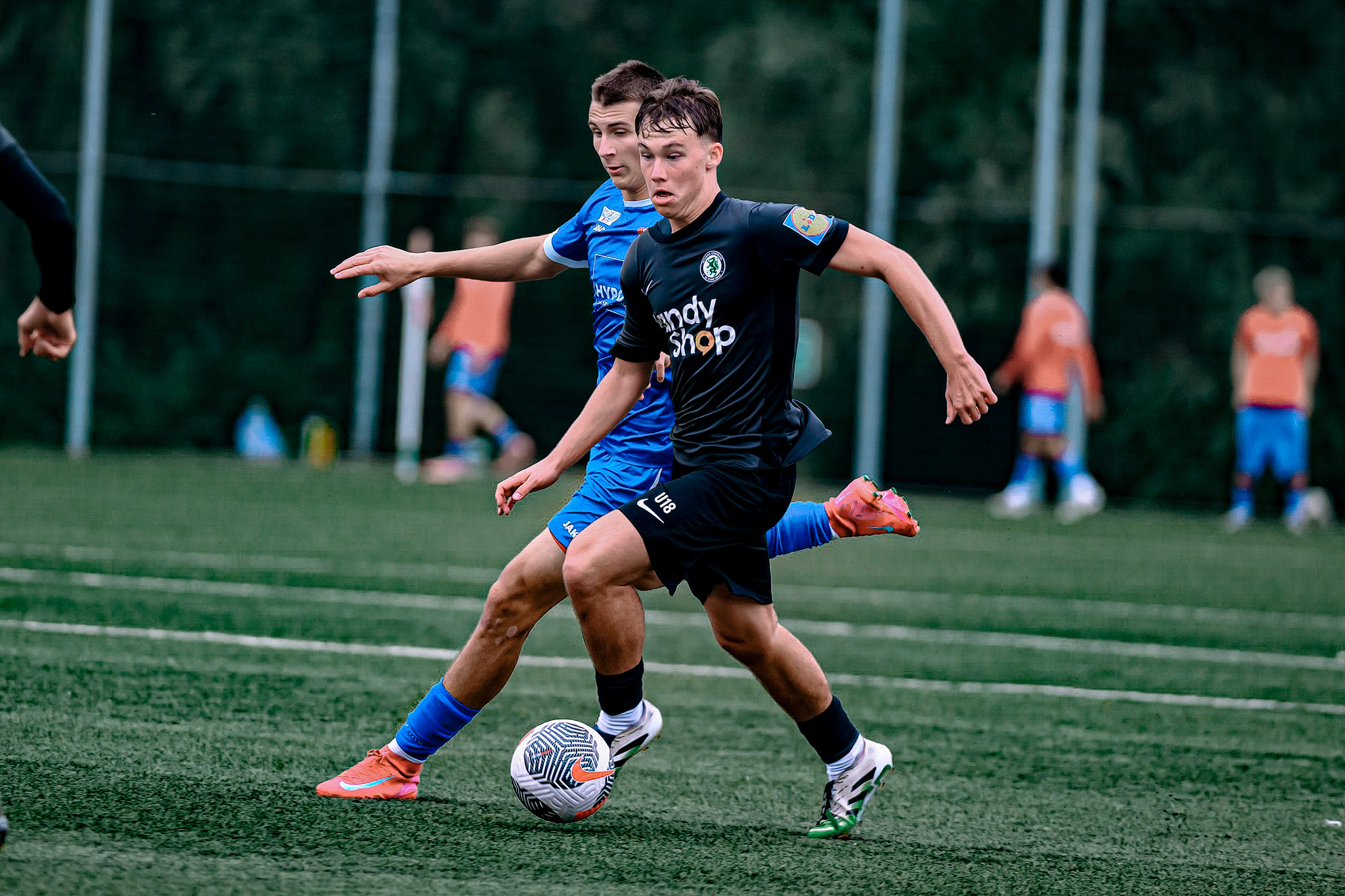 Zwei Burschen spielen Fußball