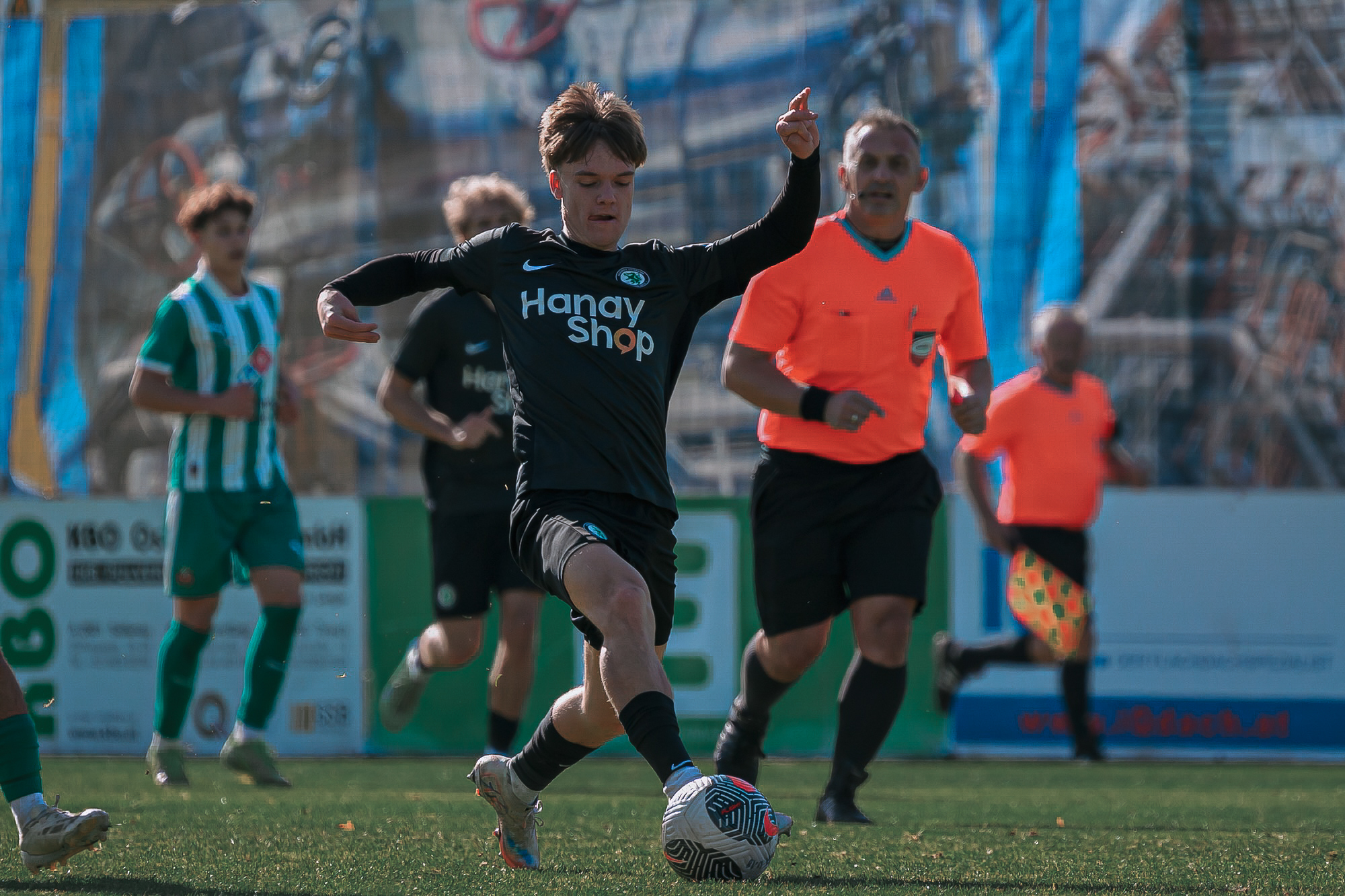 Burschen spielen Fußball