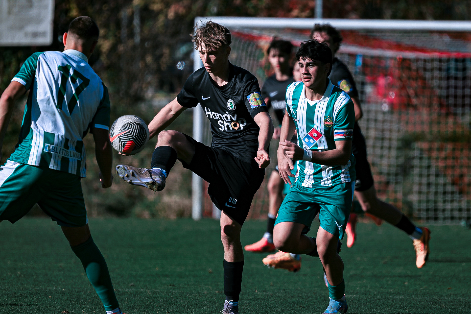 Burschen spielen Fußball.