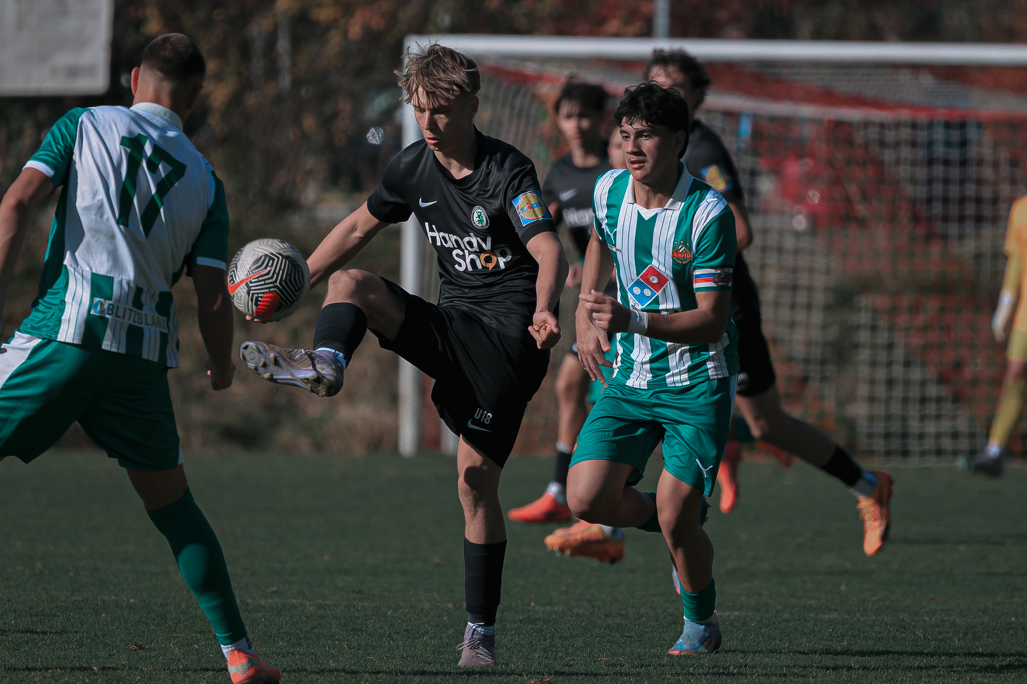 Burschen spielen Fußball.