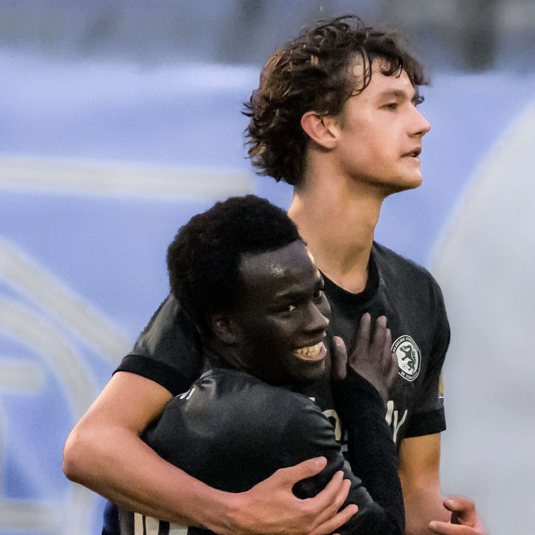 zwei Spieler freuen sich