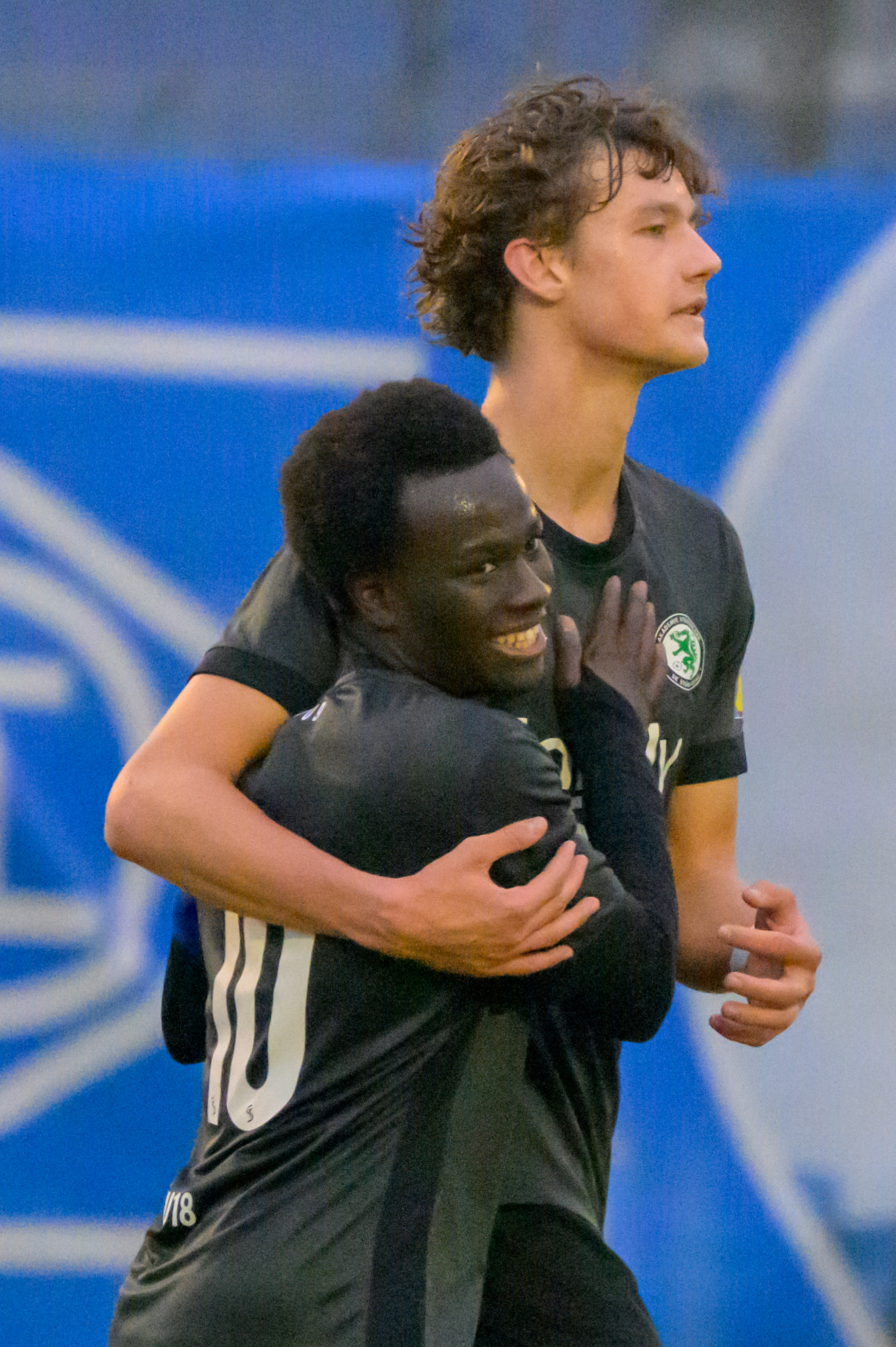 Zwei Spieler umarmen sich