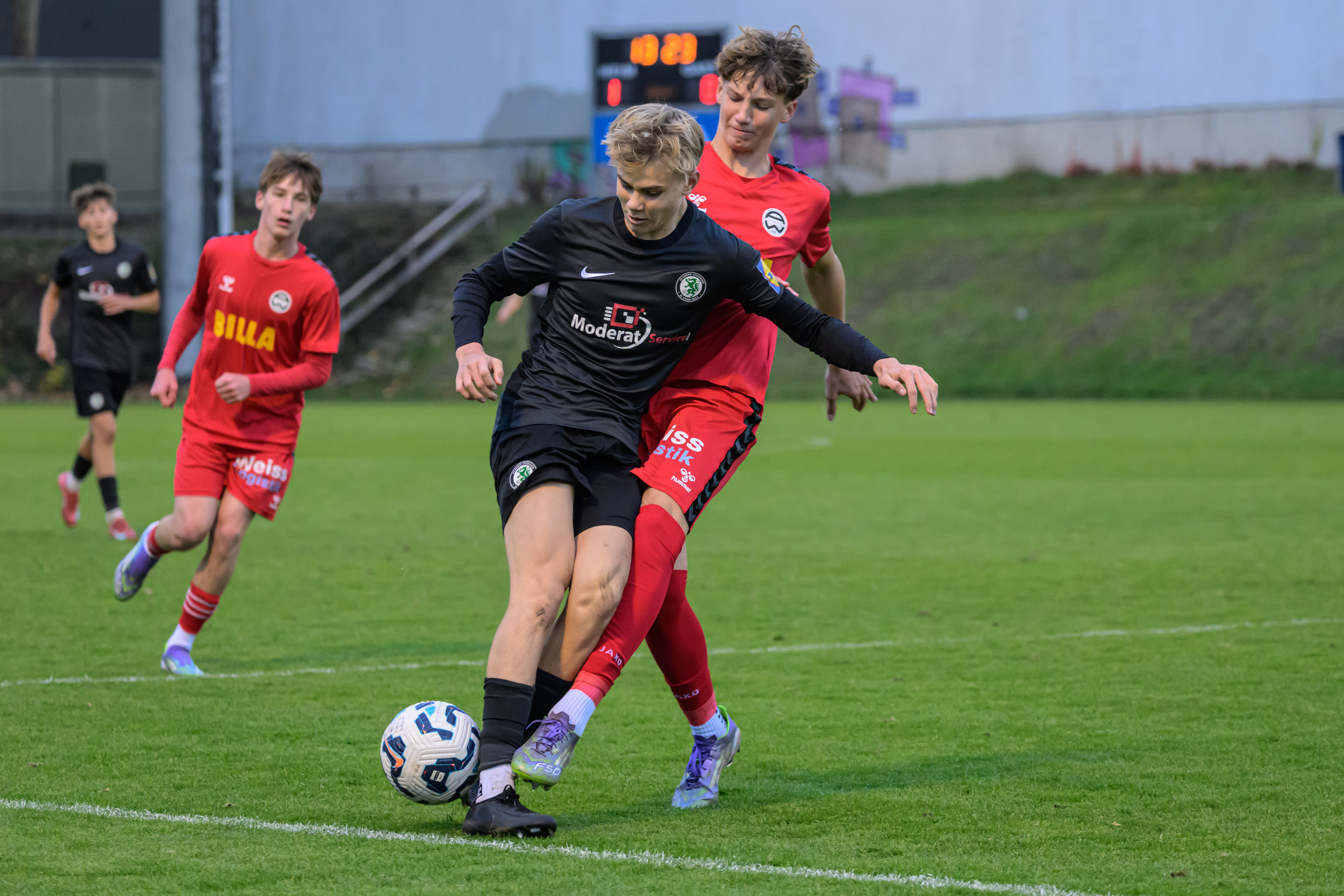 Zwei Burschen spielen Fußball
