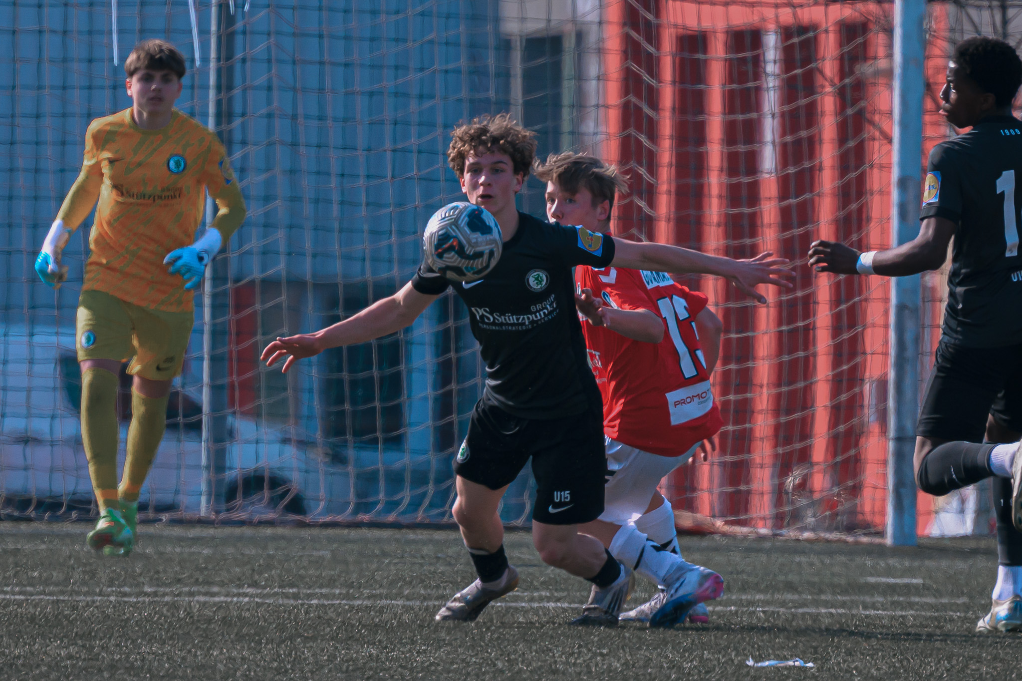 Junger Fußballer in Aktion.