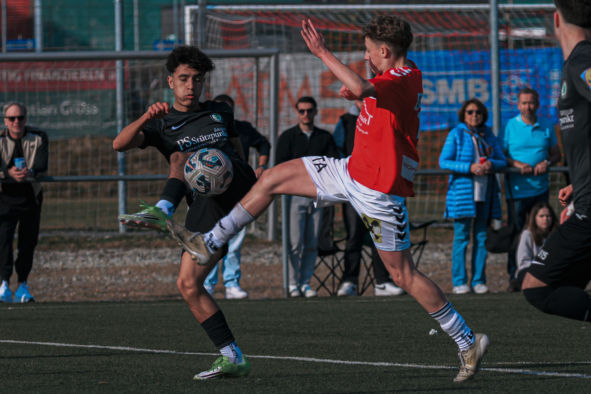 Zwei Fußballer im Zweikampf.