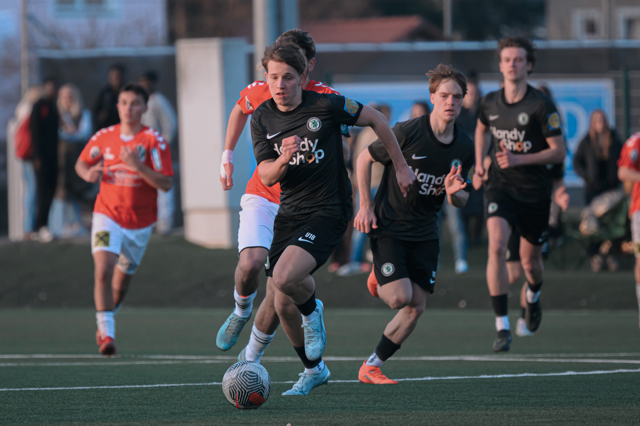 Junger Fußballer in Aktion.