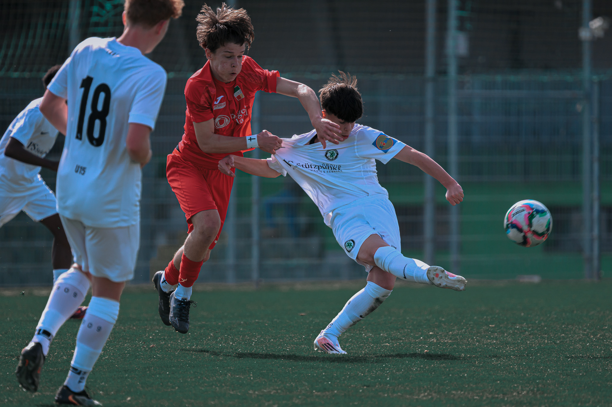 Zwei Burschen kämpfen um den Ball