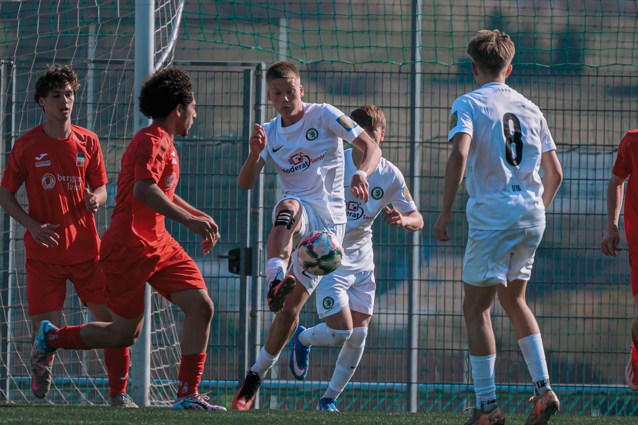Fünf junge Männer spielen Fußball