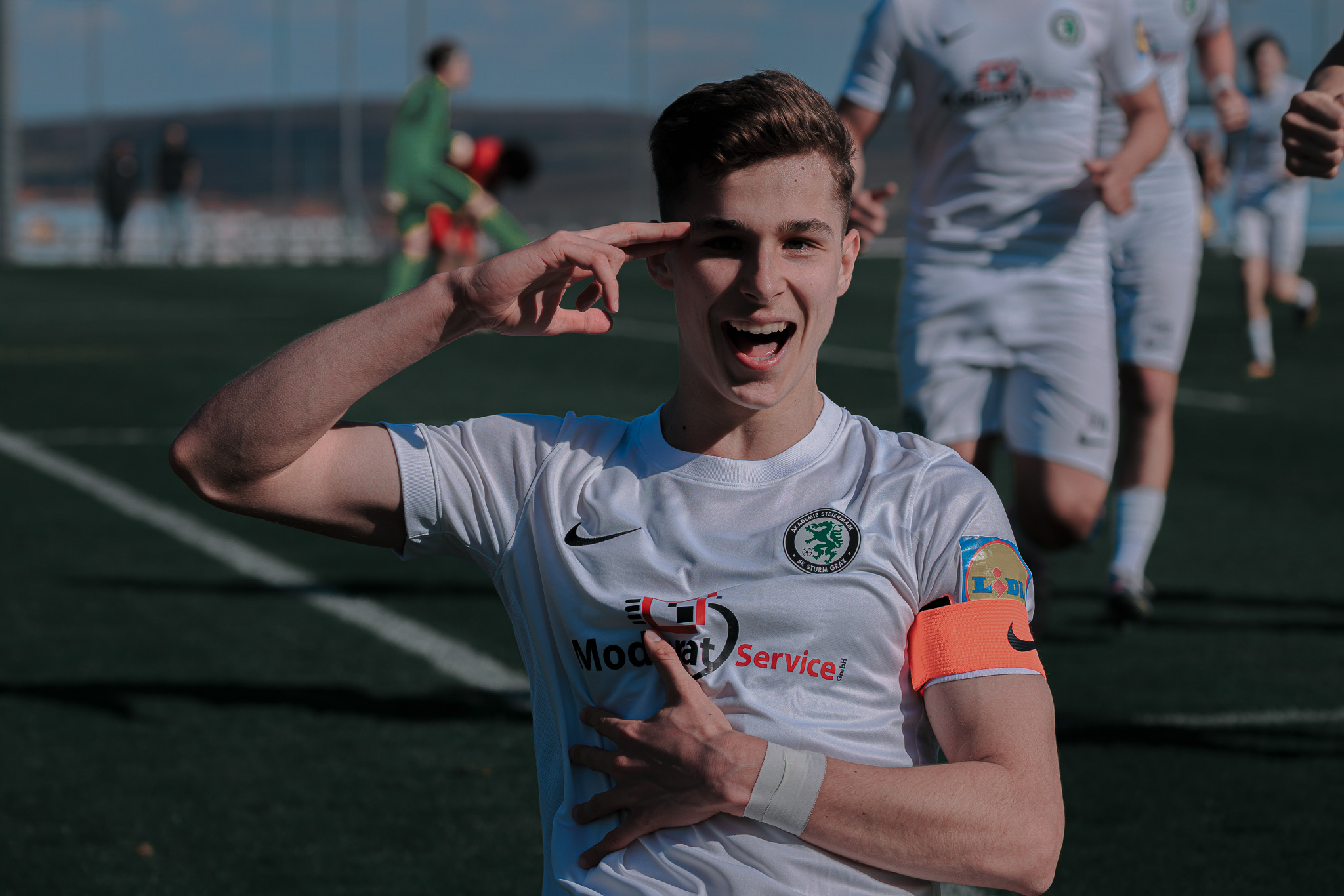 Ein fröhliche Bursche salutiert.