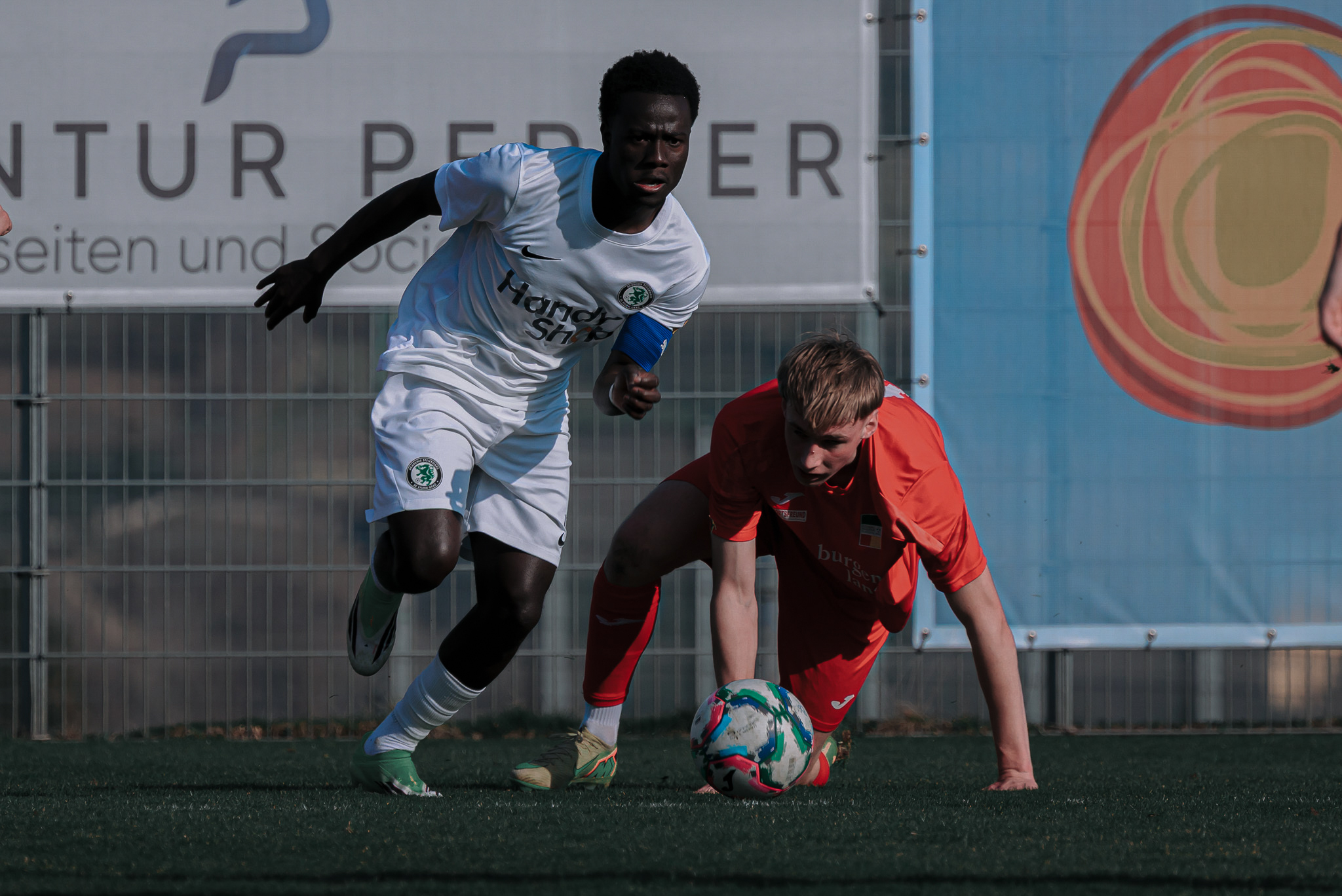 Zwei Burschen beim Fußballspielen.