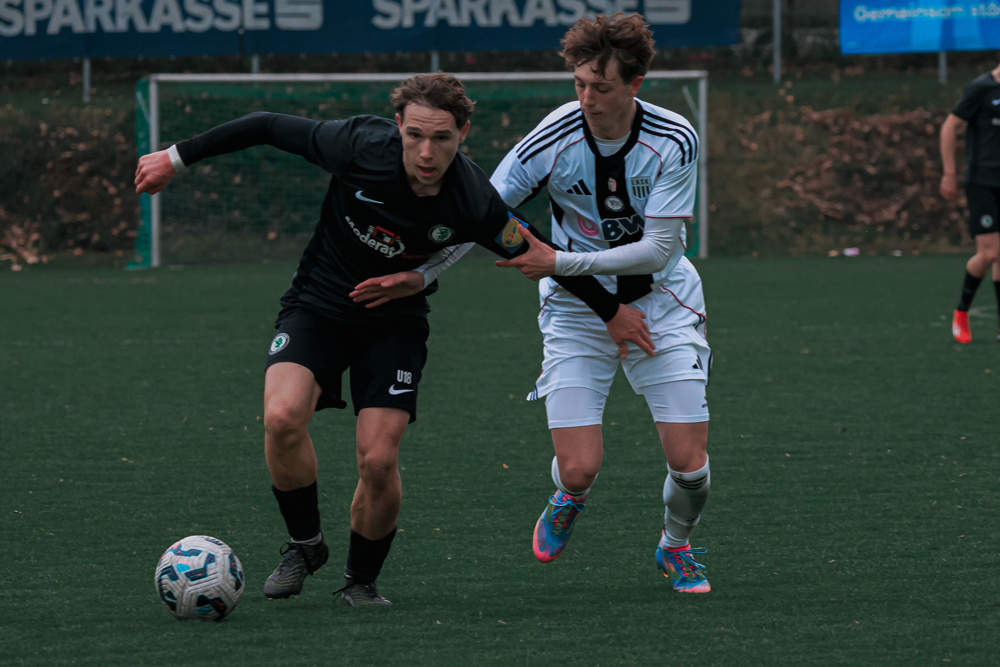 Zwei Fußballer im Zweikampf.