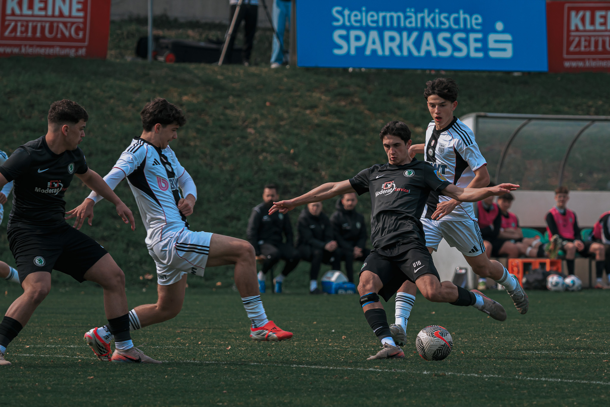 Eine Gruppe Männer spielt Fußball.