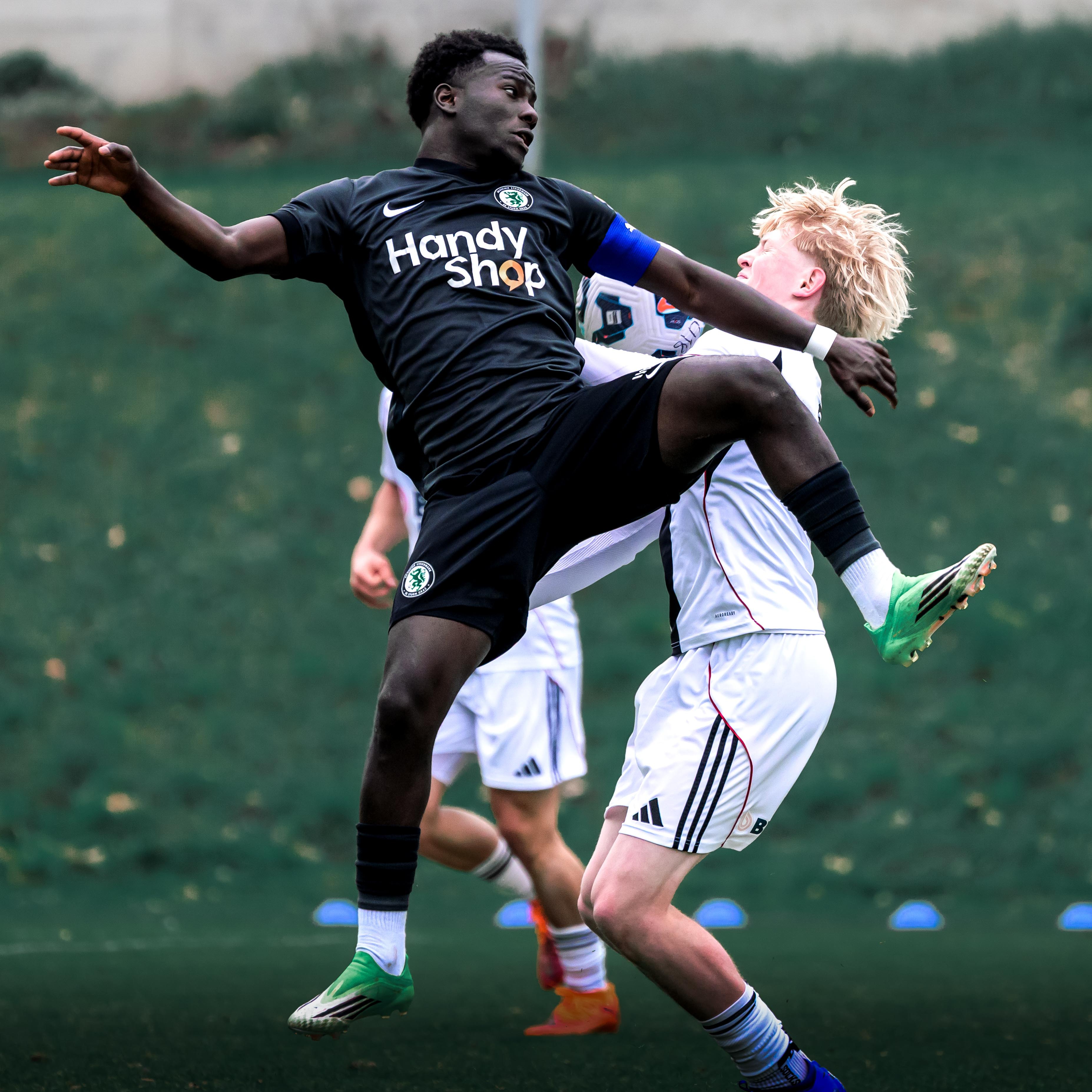 Zweikampf zwischen einem Spieler in schwarz und einem in weiß