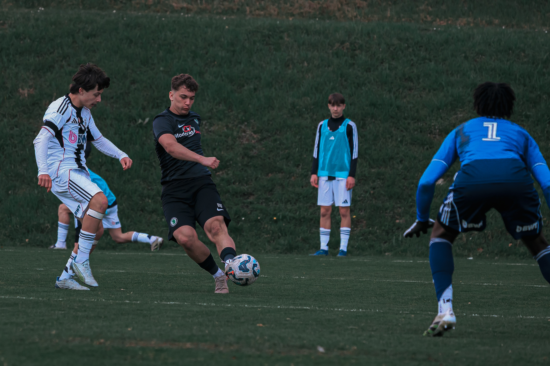 Burschen beim Fußballspielen
