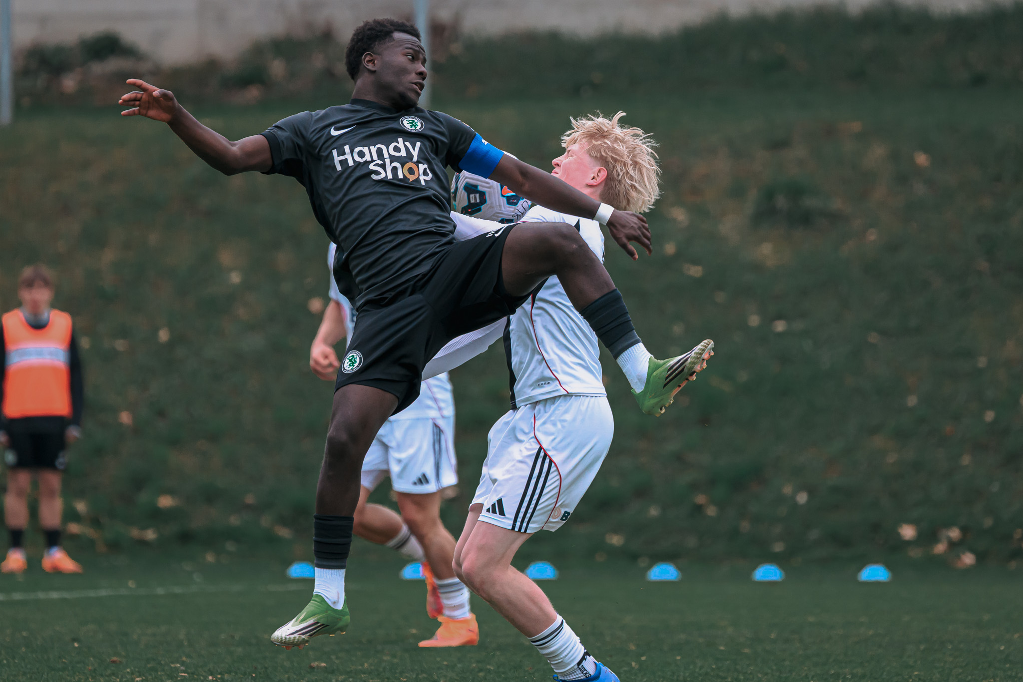 Zweikampf im Fußball.