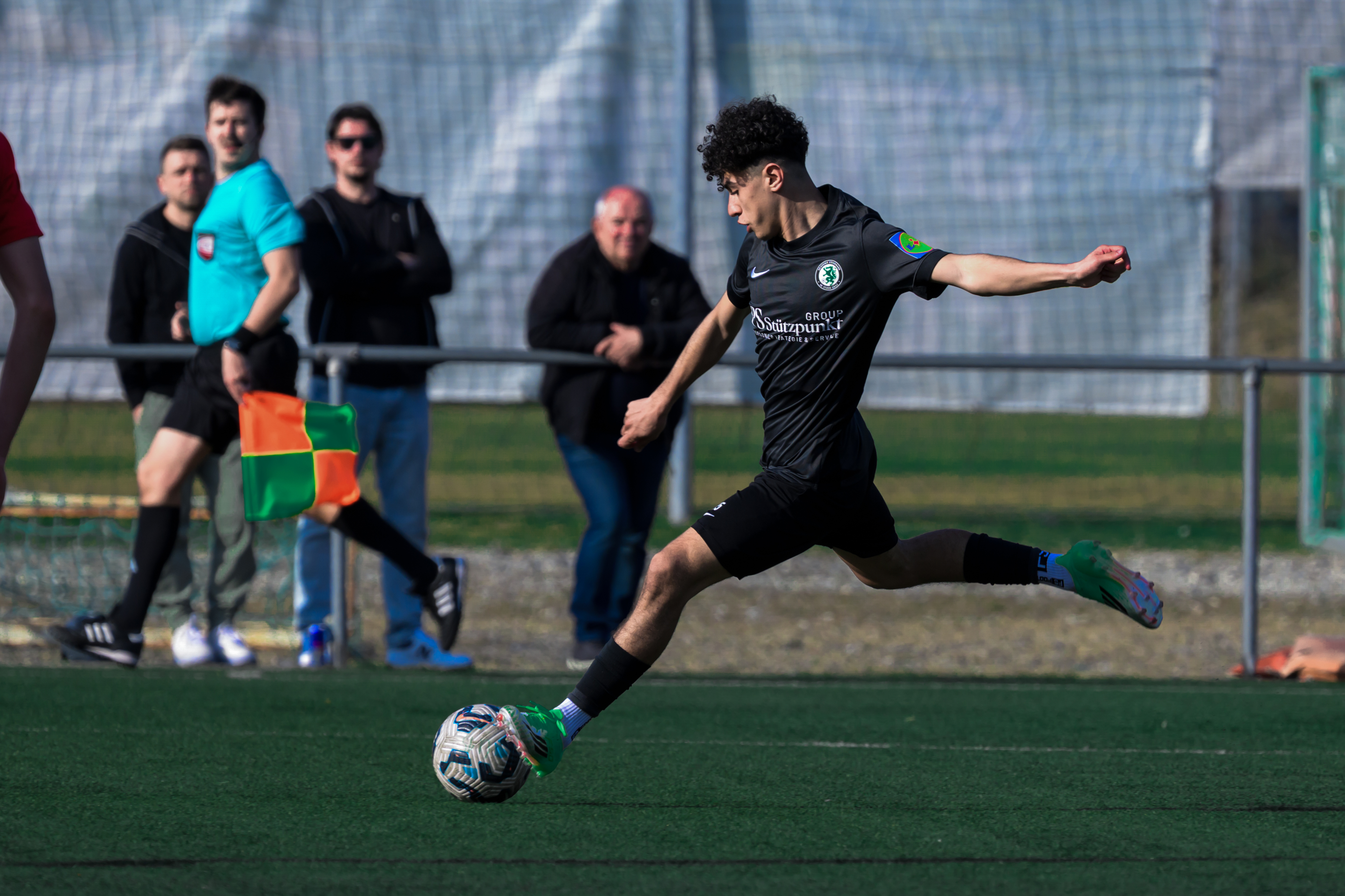 Ein Spieler, der den Ball tritt.