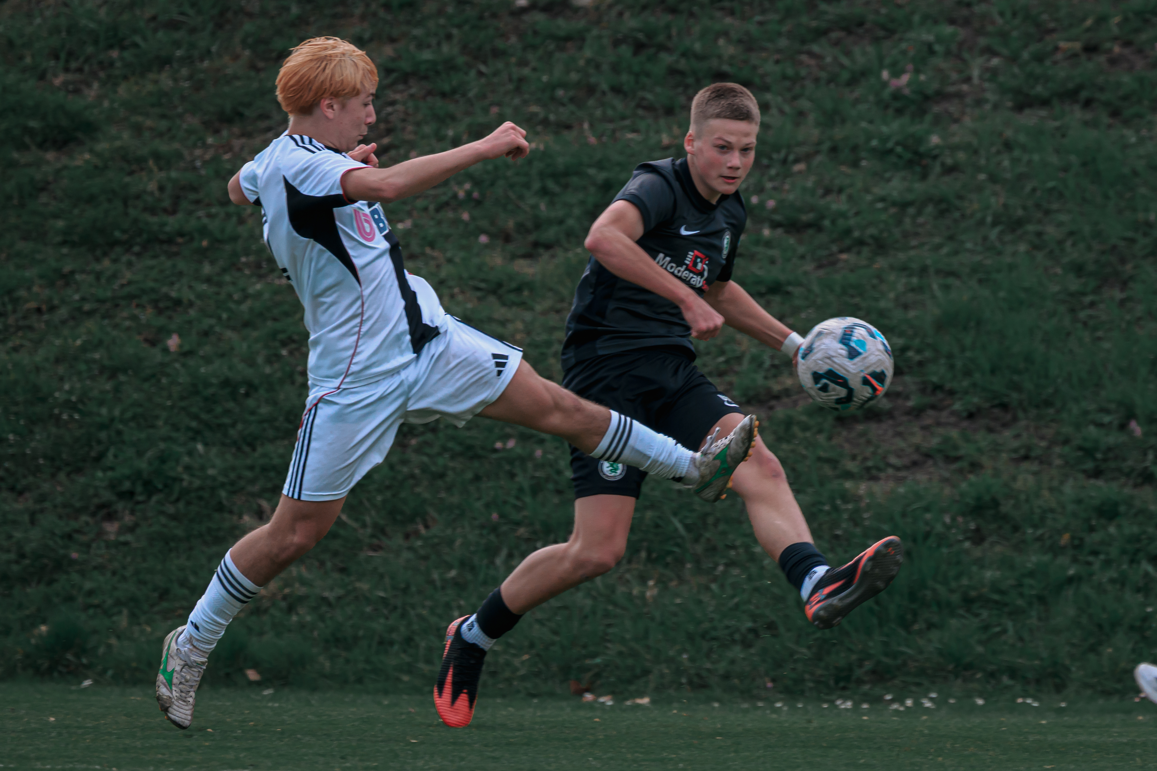 Zwei Fußballer im Zweikampf.