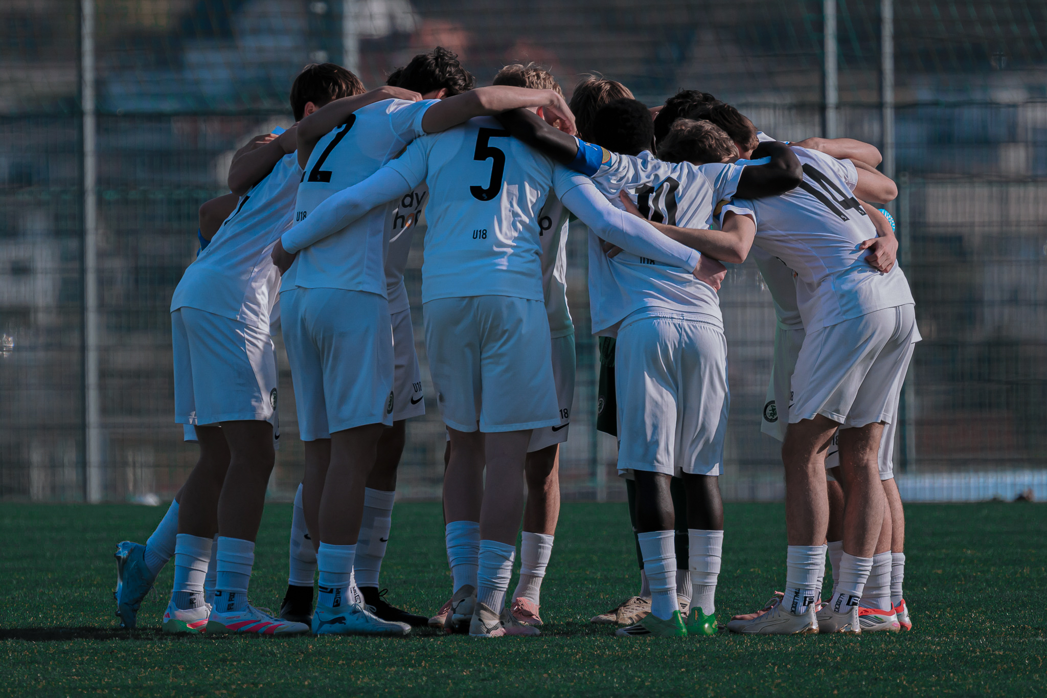 Fußballer bilden einen Kreis
