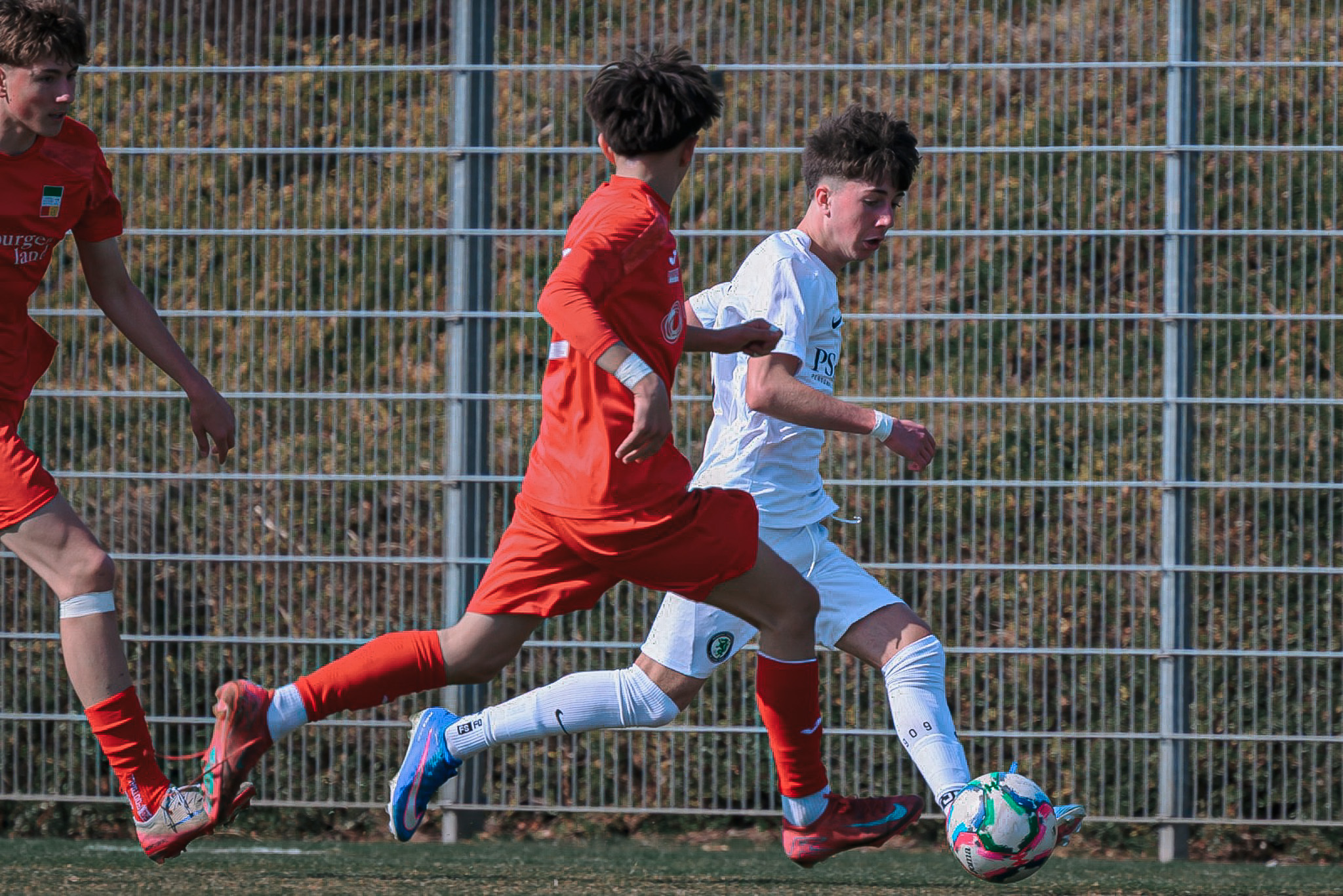 Zwei Fußballer im Zweikampf.