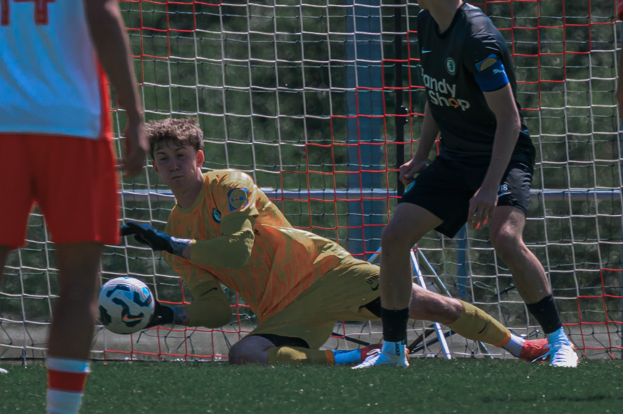 Ein Tormann hält einen Ball.