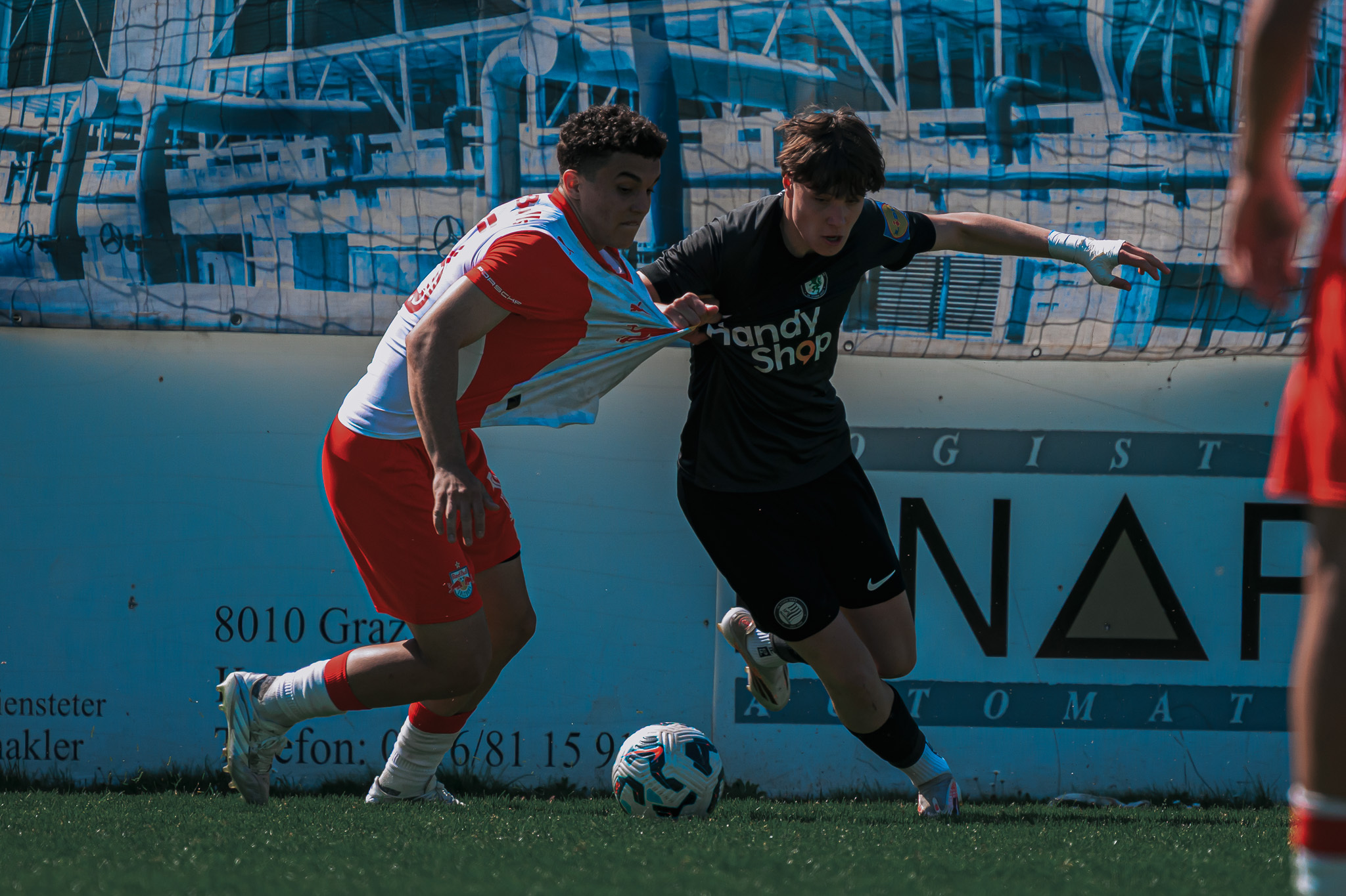 Zwei Fußballer im Zweikampf.