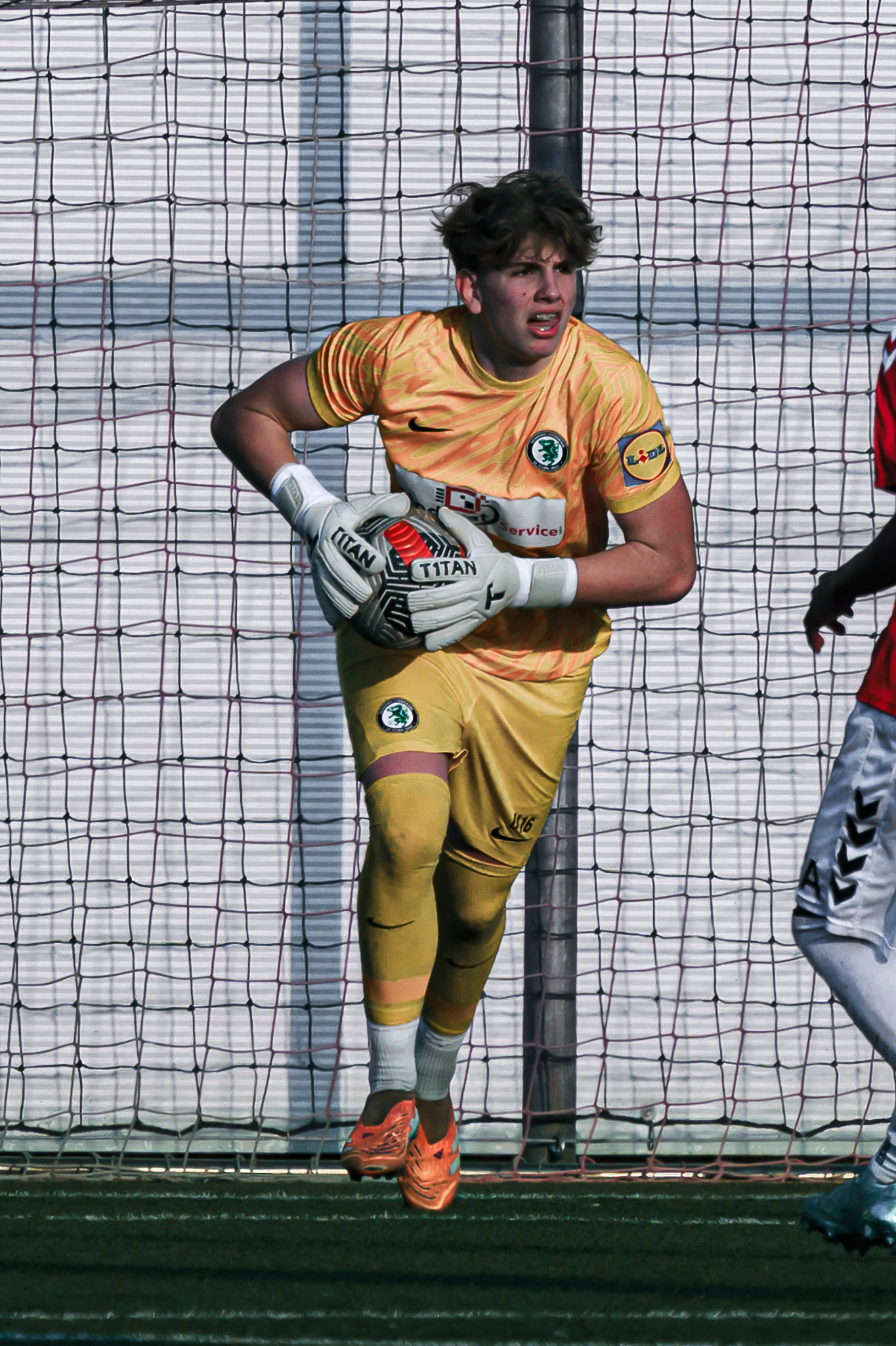 Ein Fußballtormann mit Ball