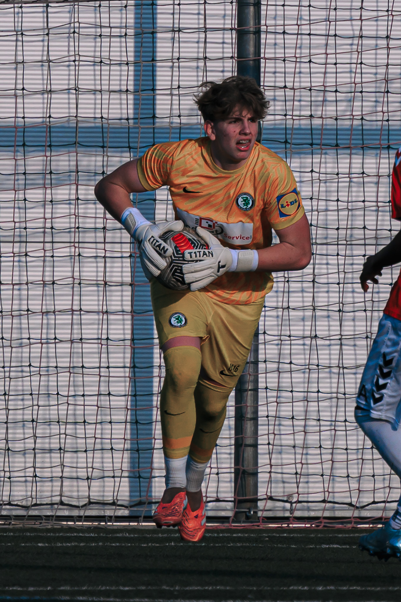 Ein Fußballtormann mit Ball