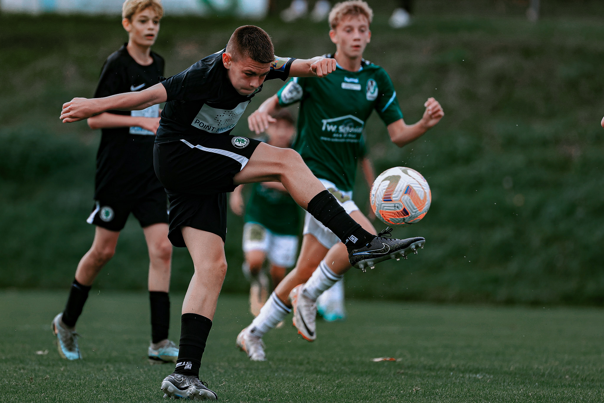 Ein Fußballer mit einem Ball.