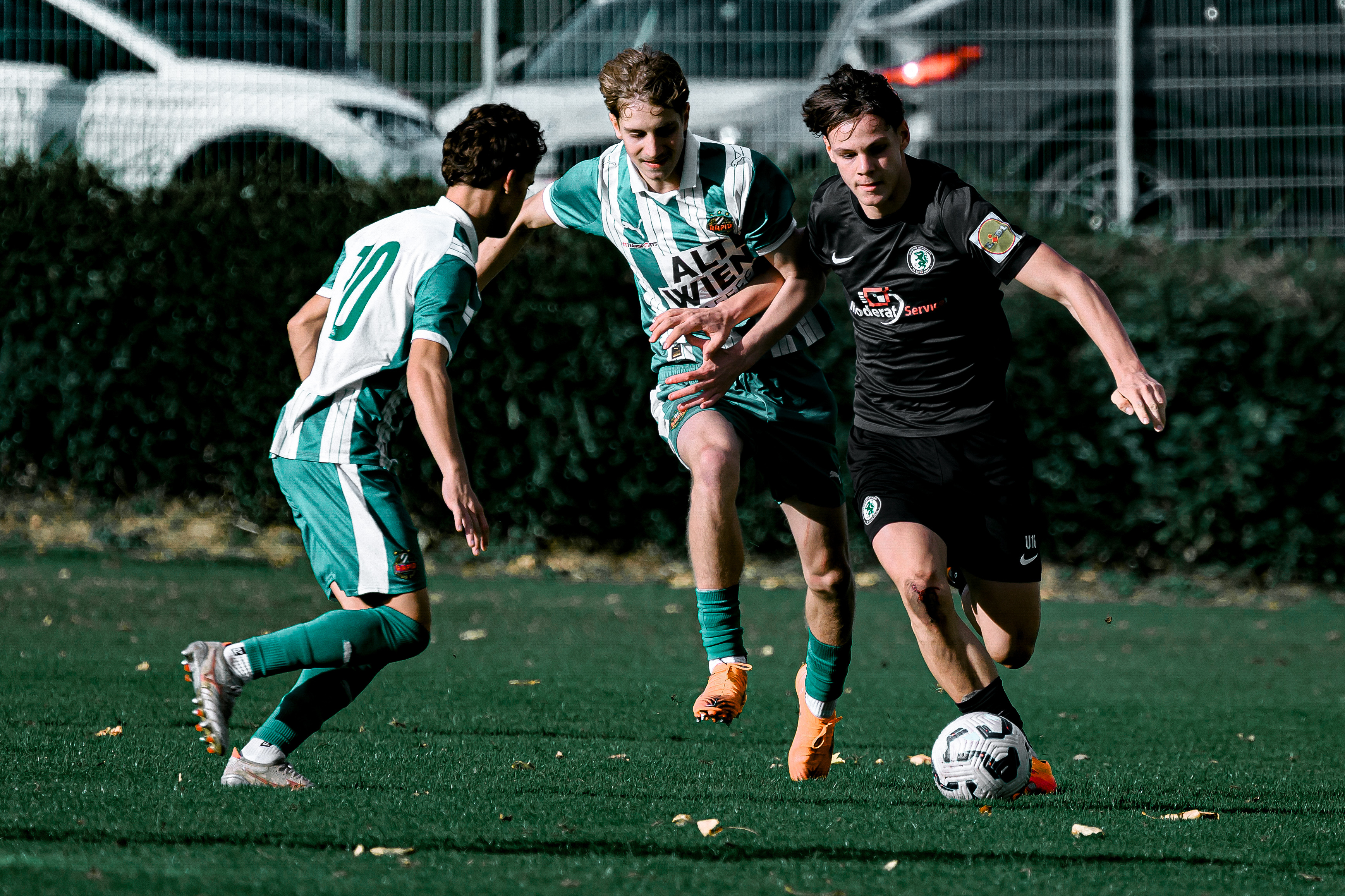 Zwei Fußballer im Zweikampf.