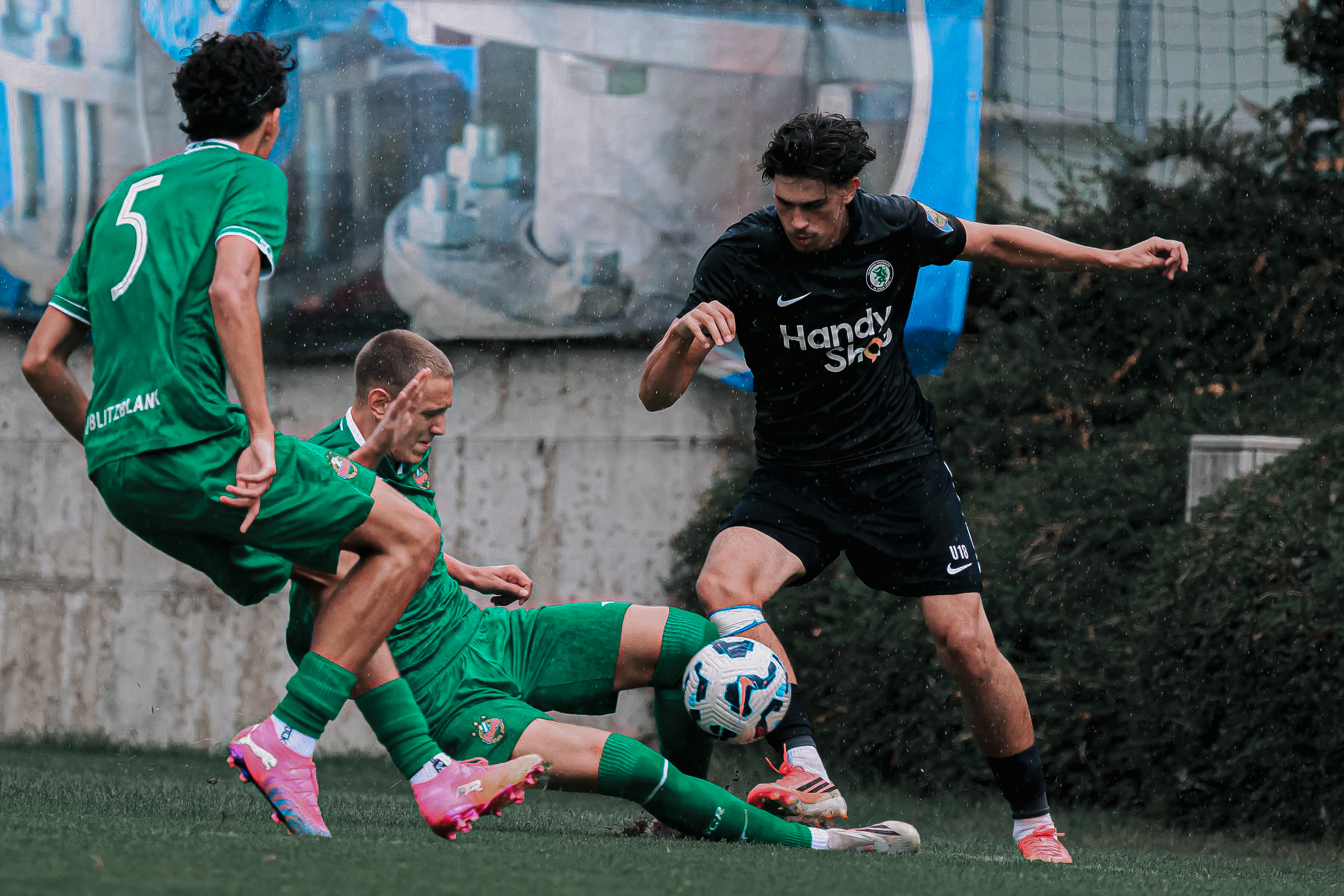 Fußballer im Kampf um den Ball.