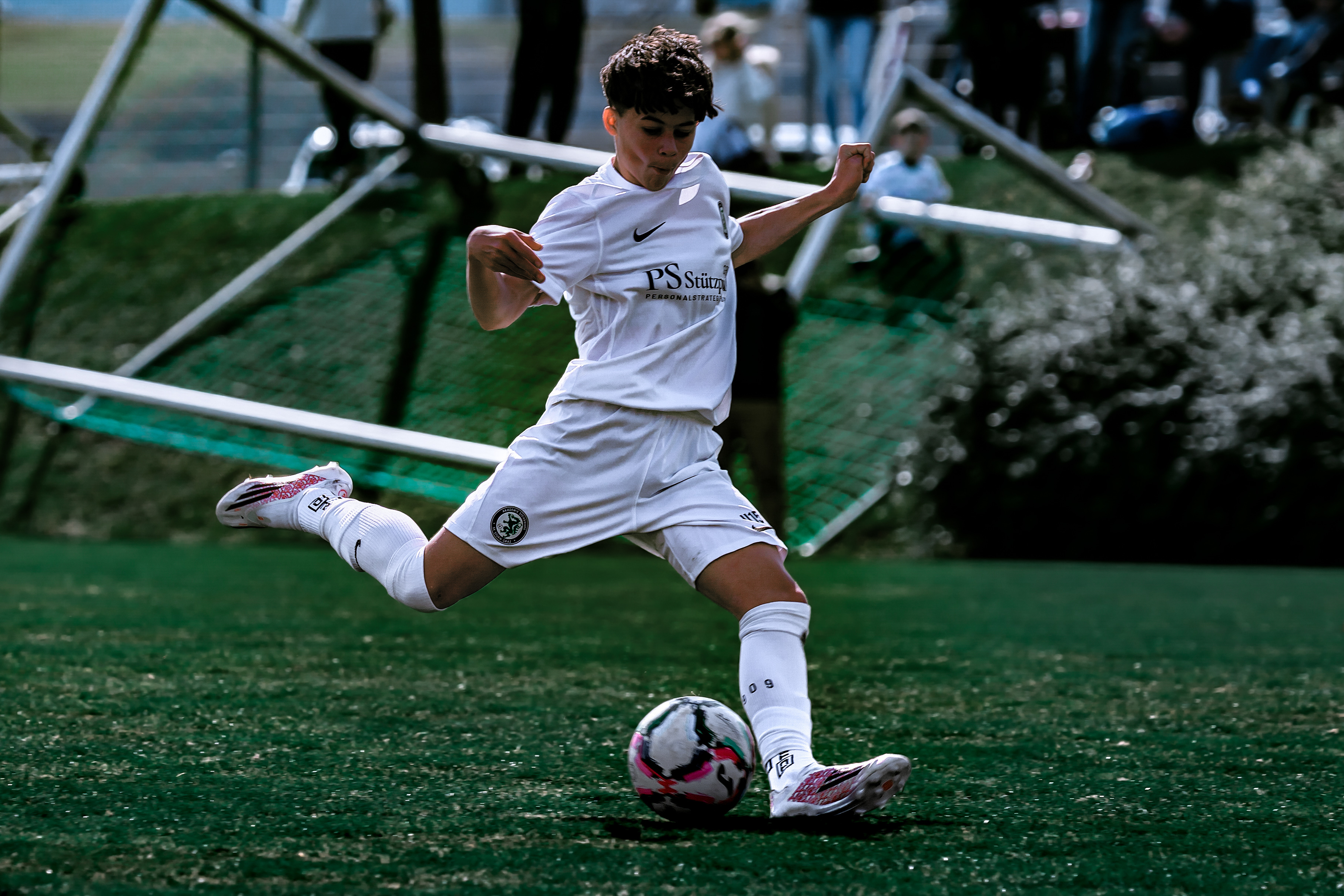 Ein Fußballer mit einem Ball.