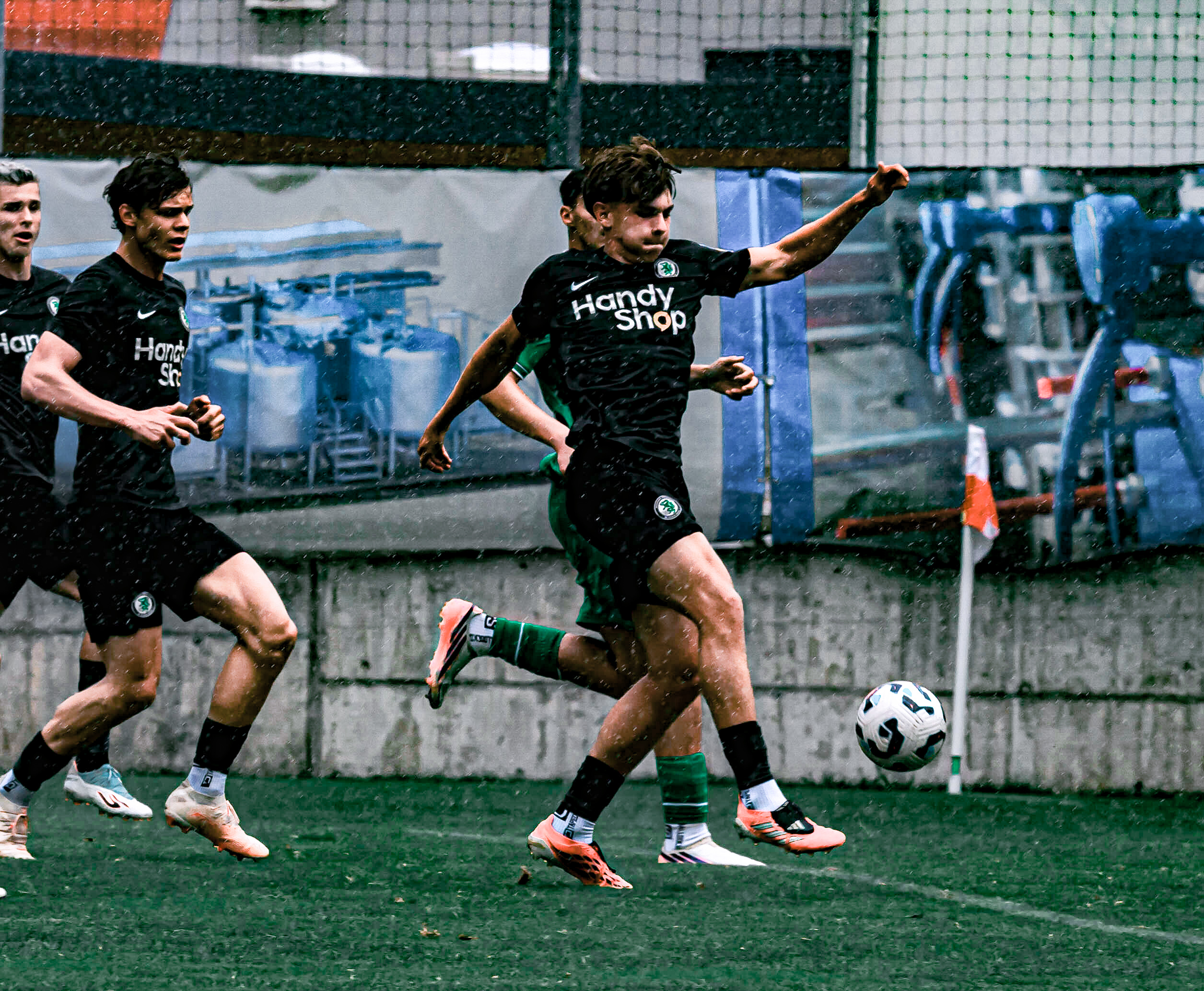 Fußballer im Kampf um den Ball