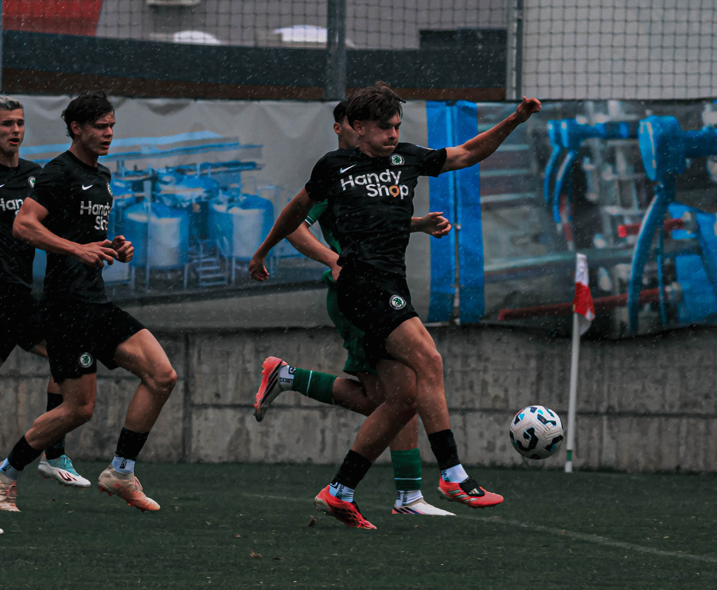 Fußballer im Kampf um den Ball