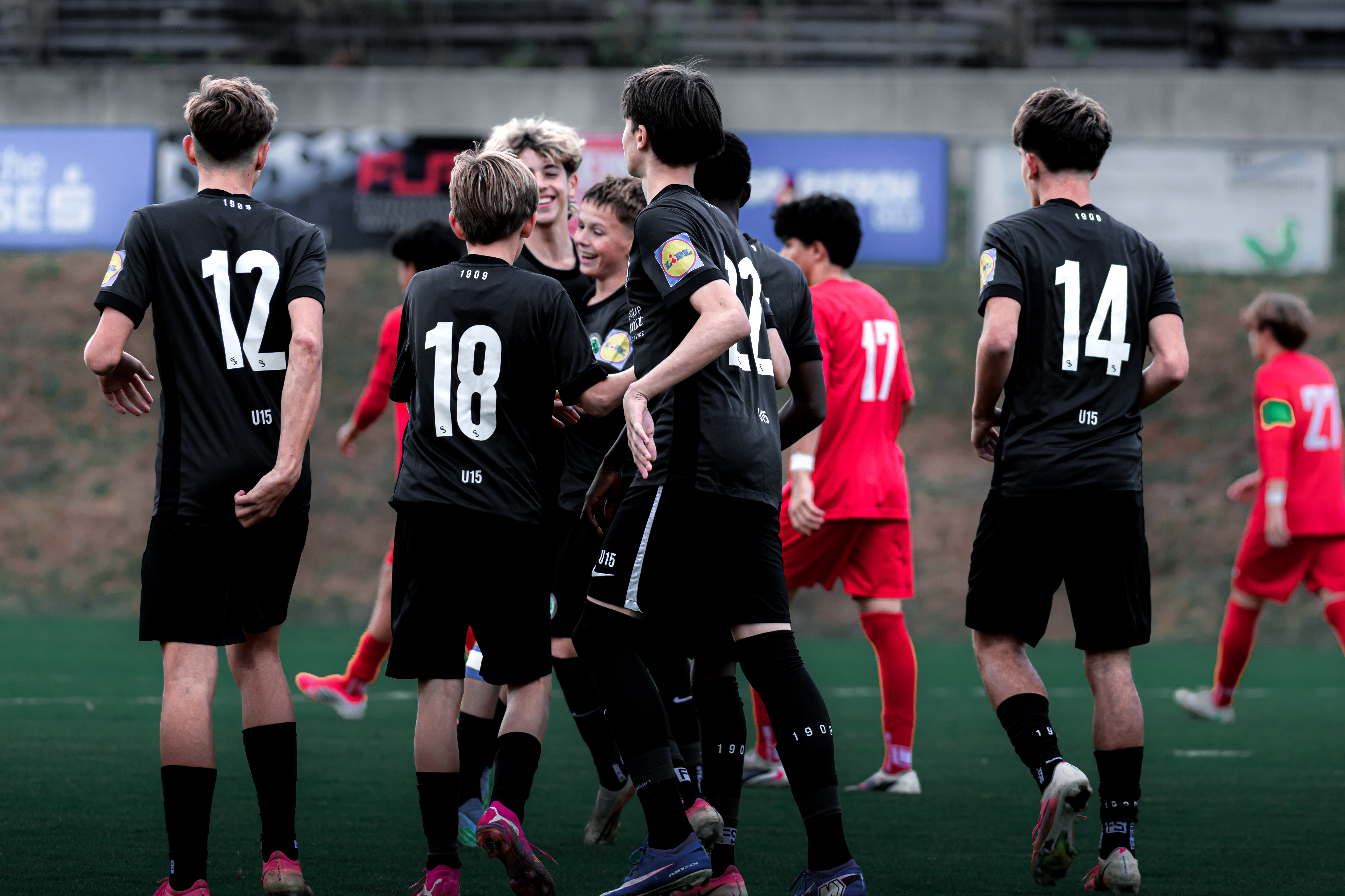 Viele junge Spieler in schwarz jubeln