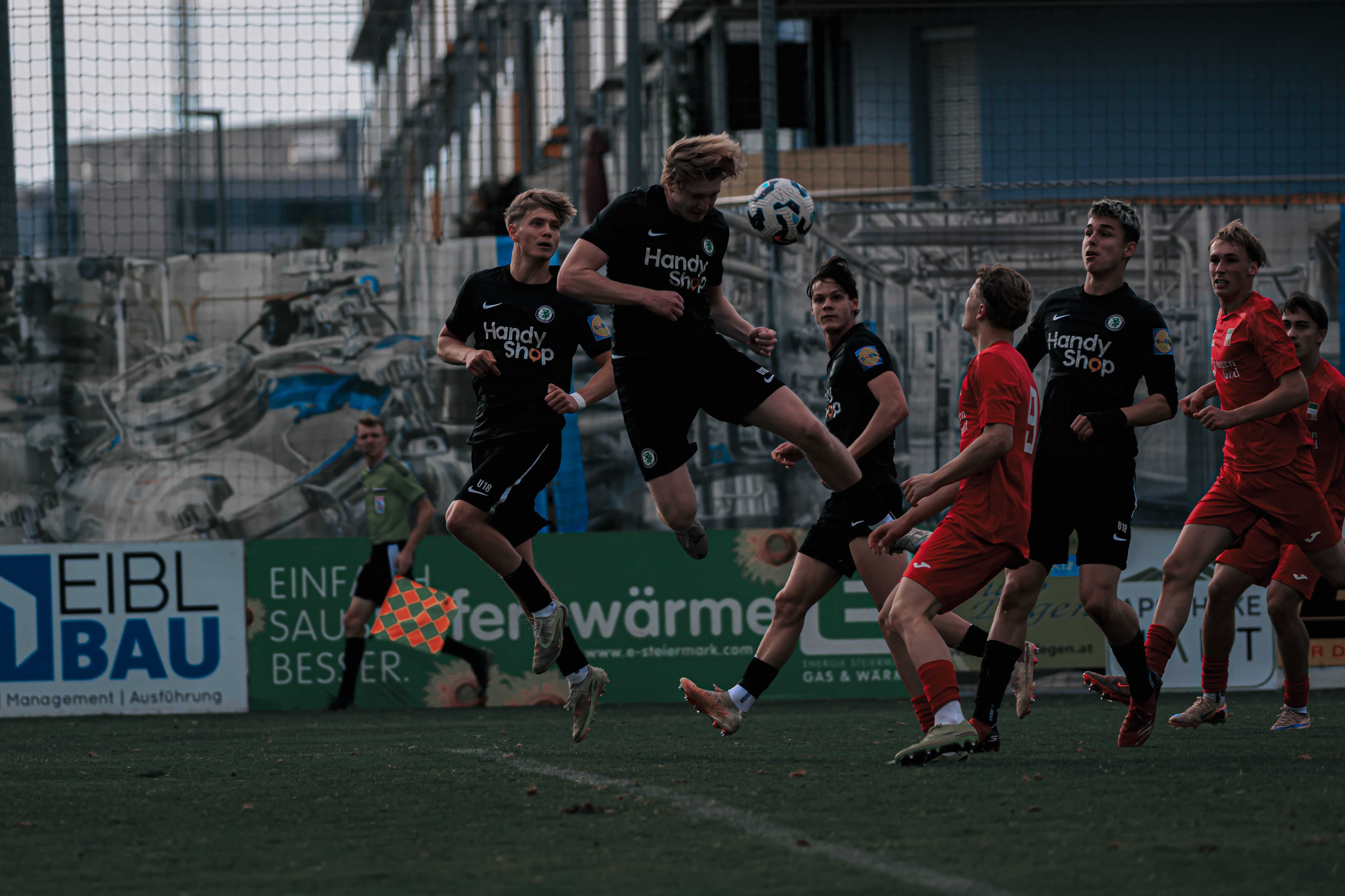 Fußballer im Kopfballduell