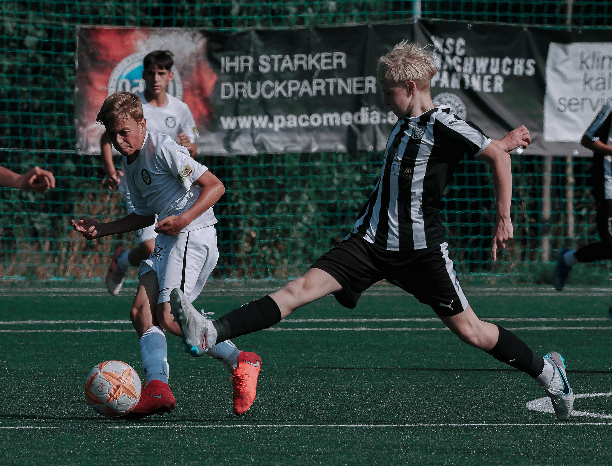 Zwei Burschen spielen Fußball