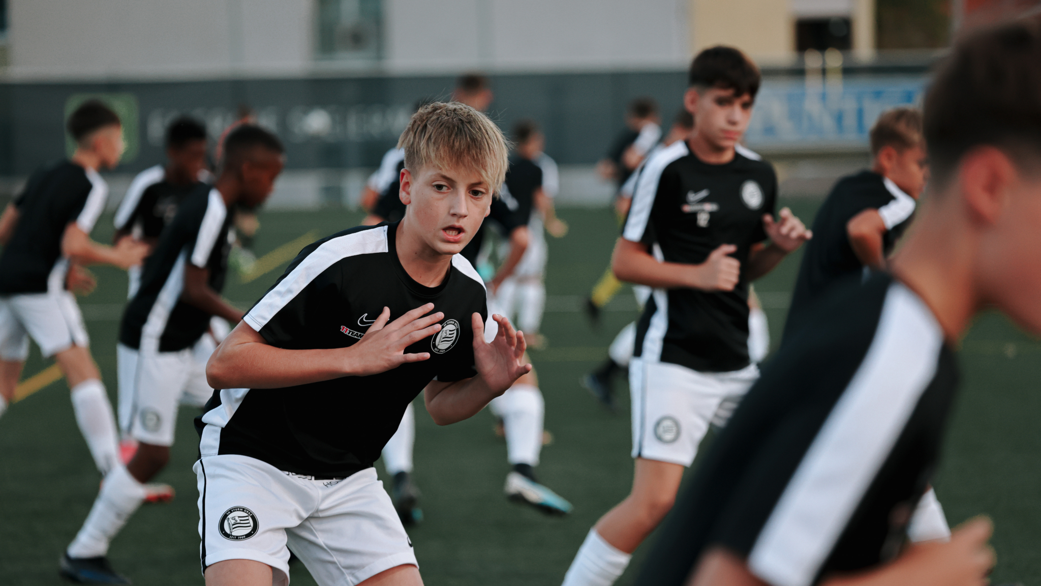 viele junge Burschen trainieren