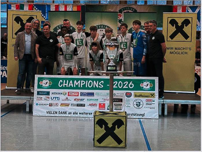 Eine Gruppe kunger Fußnaller und Betreuer.