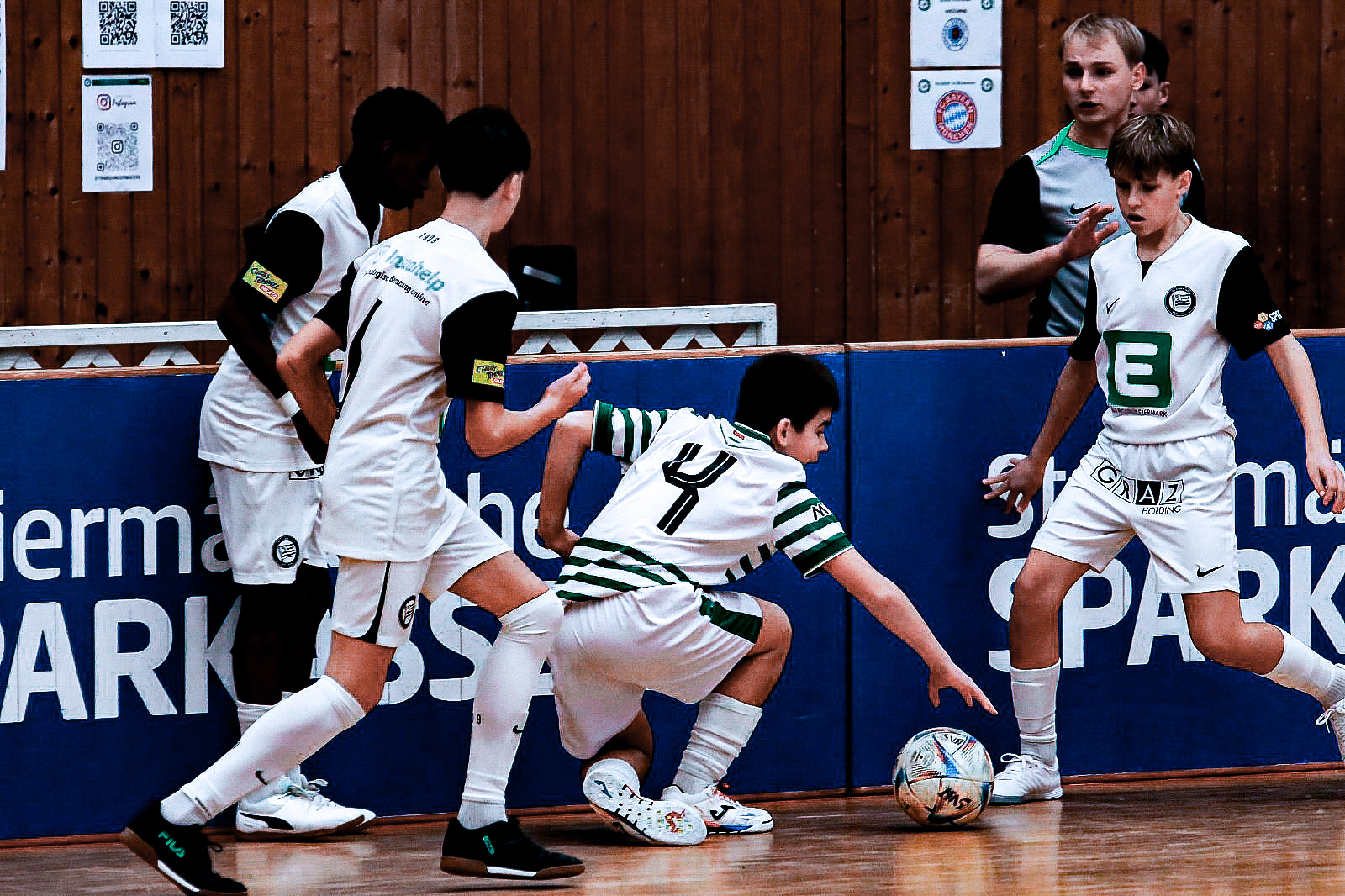 Burschen beim Hallenfußball