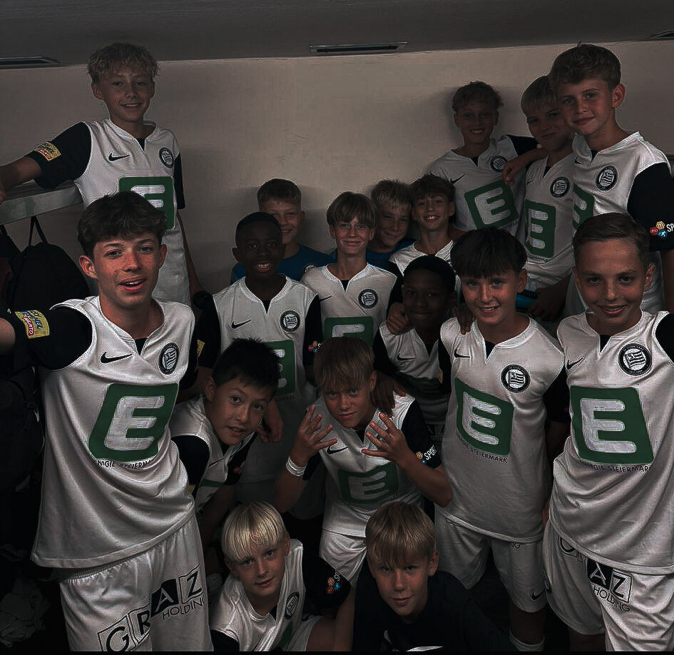 Junge Fußballer feiern in der Kabine.