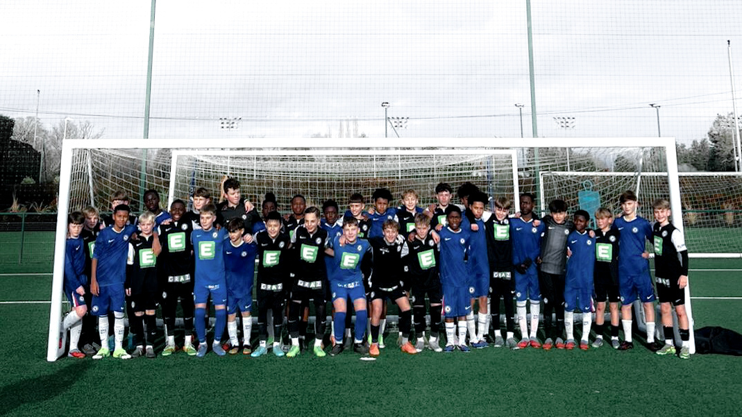 Zweo Fußballteams stehen im Tor für ein Foto bereit.
