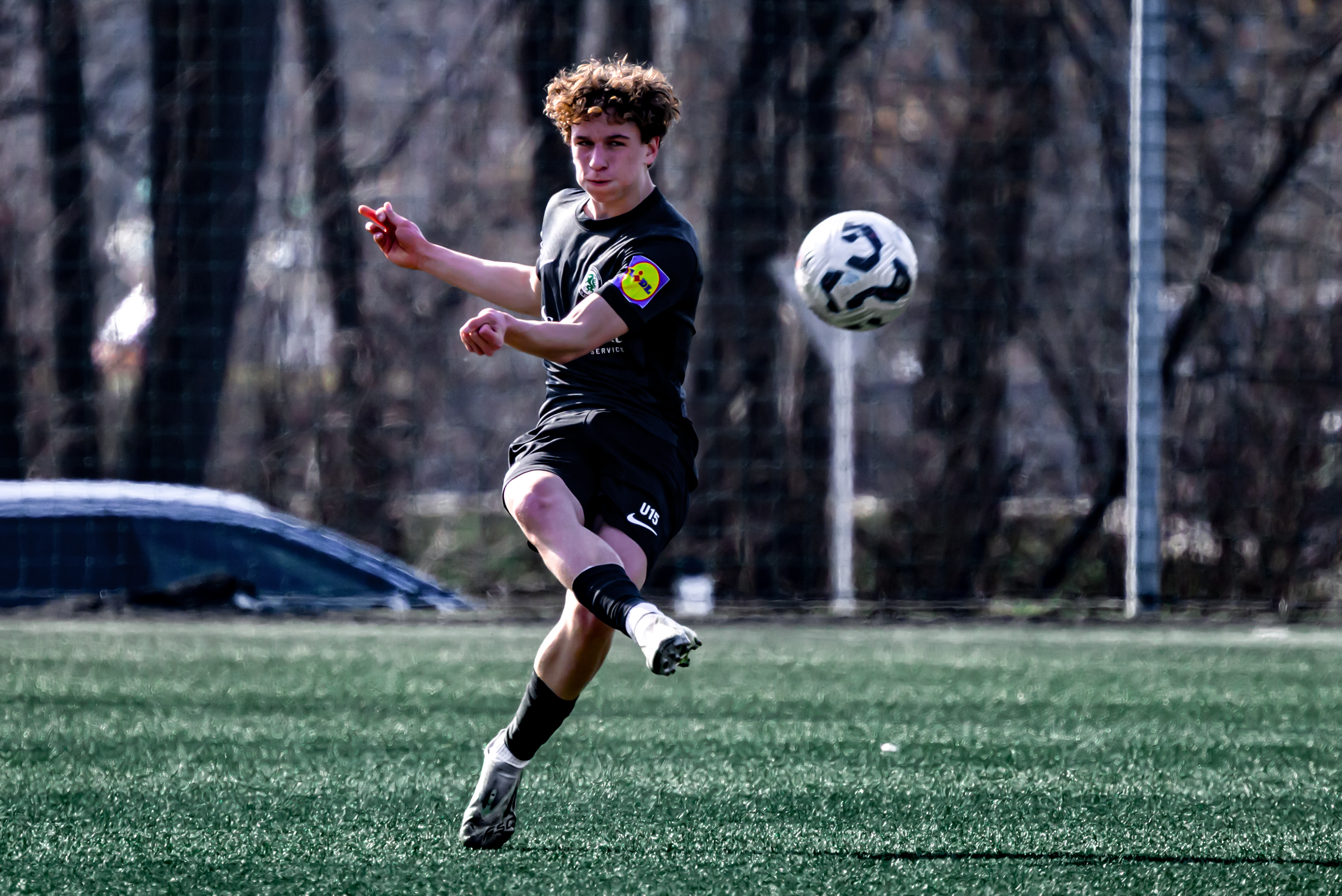 Ein Fußballer spielt den Ball.