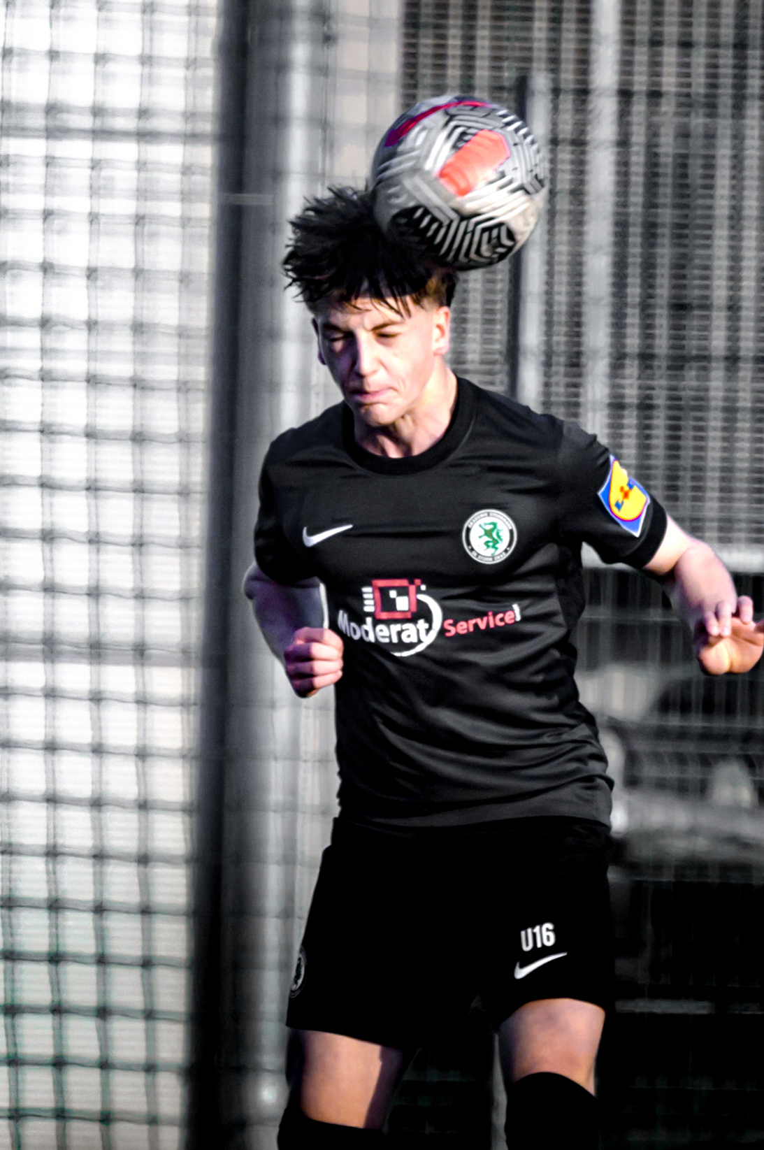 Ein Fußballer köpfelt den Ball.