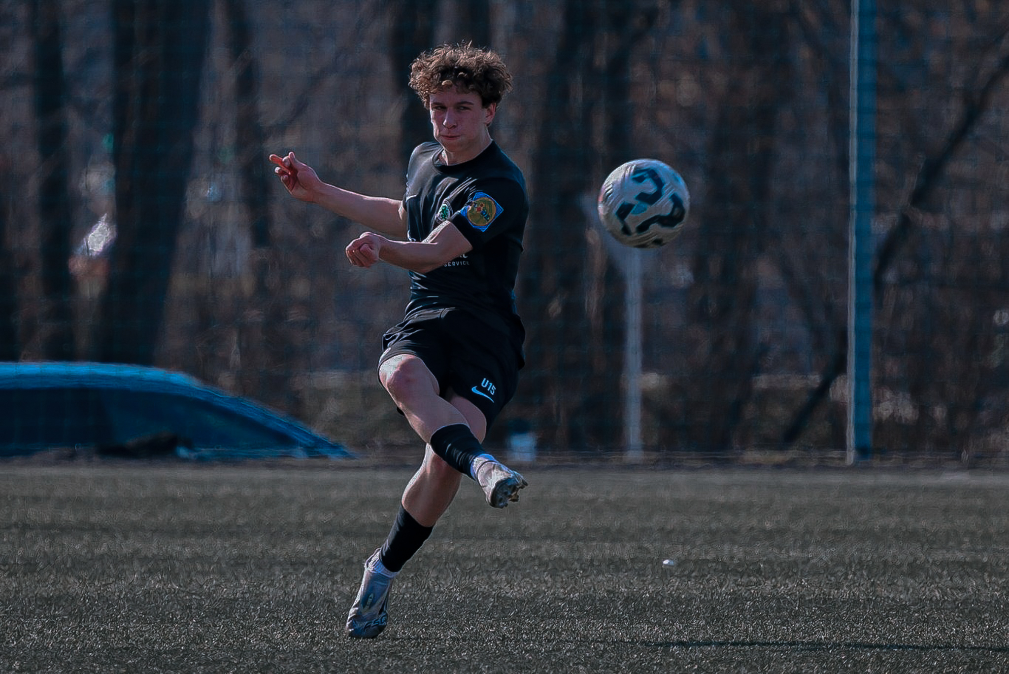 Ein Fußballer spielt den Ball.