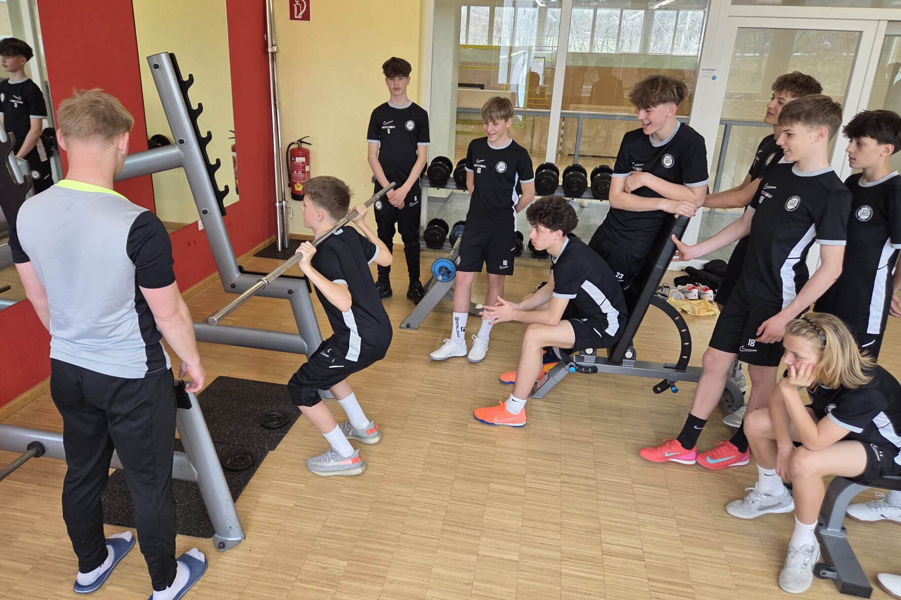 Burschen im Fitnessstudio