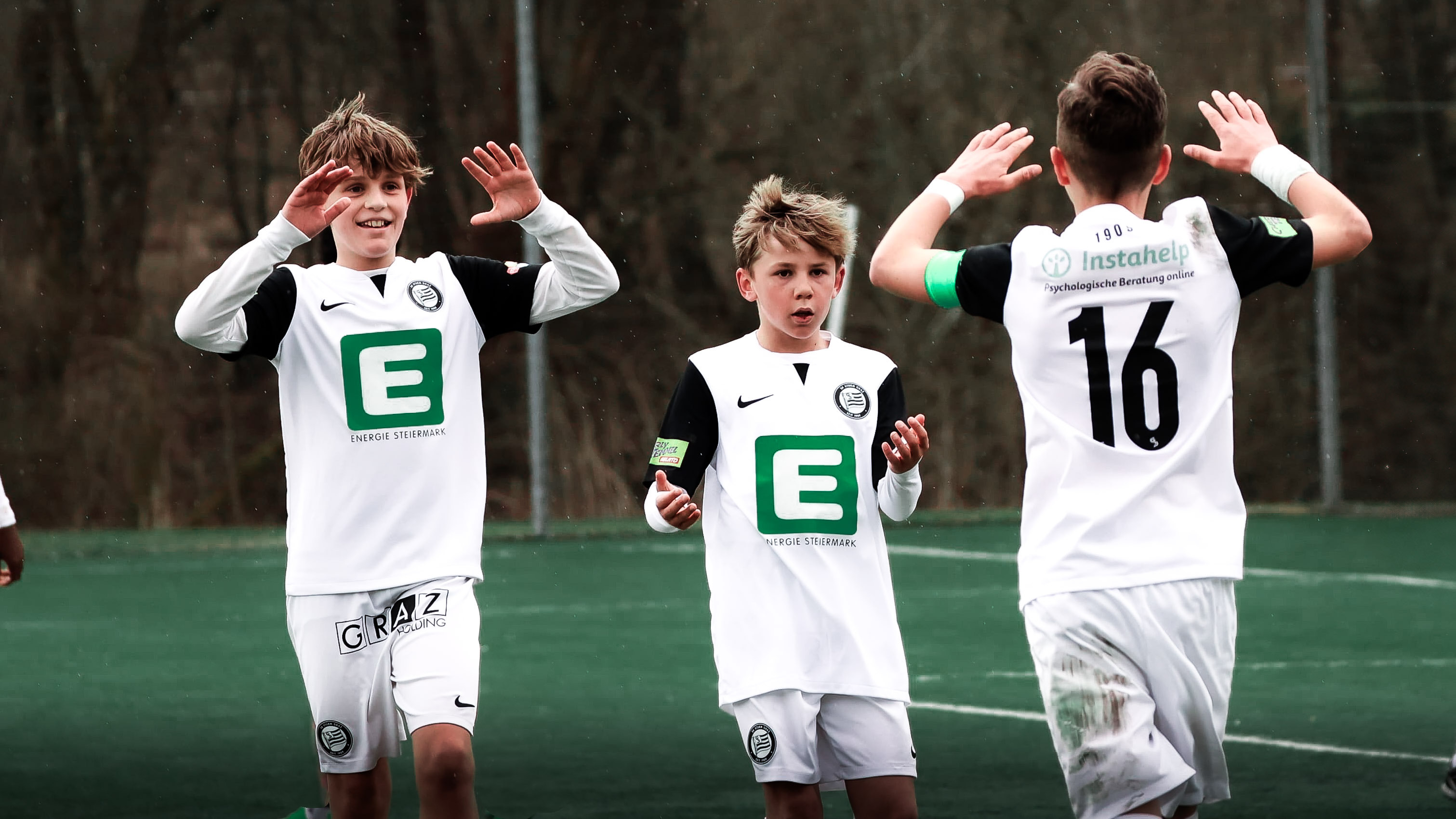 Junge Spieler in weißen Trikot jubeln